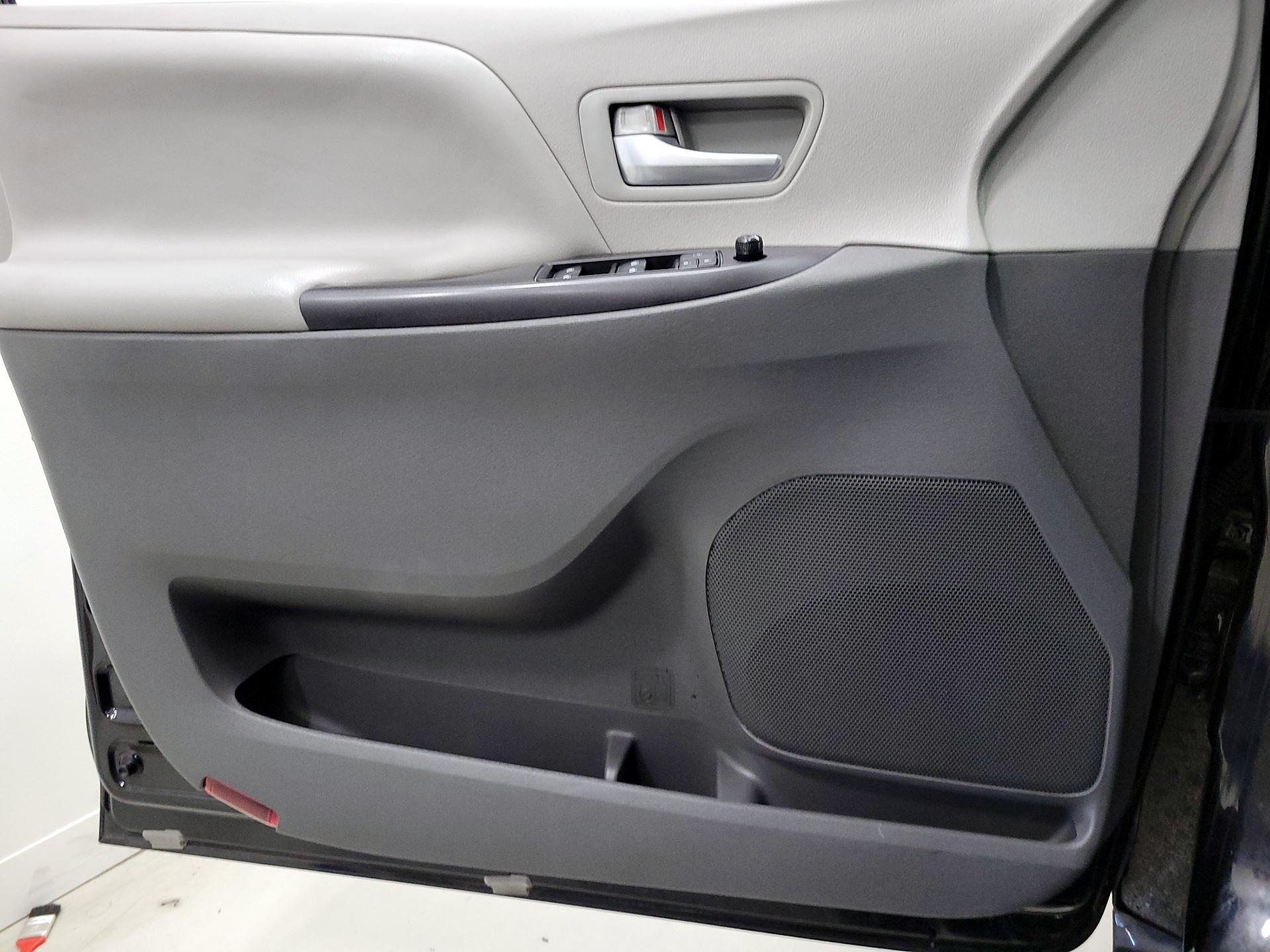 Thumbnail: 2017 Toyota Sienna - 12