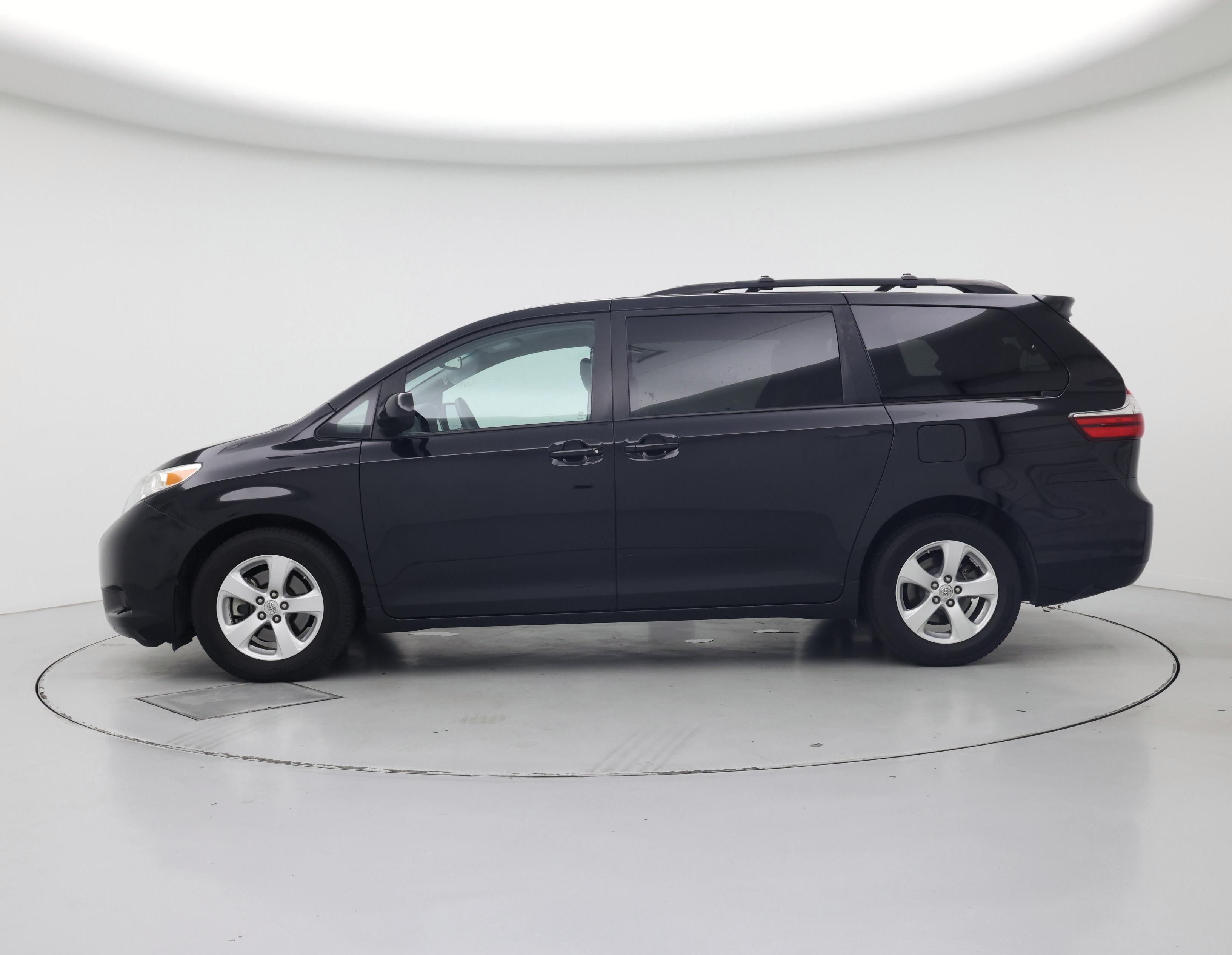 Thumbnail: 2017 Toyota Sienna - 3