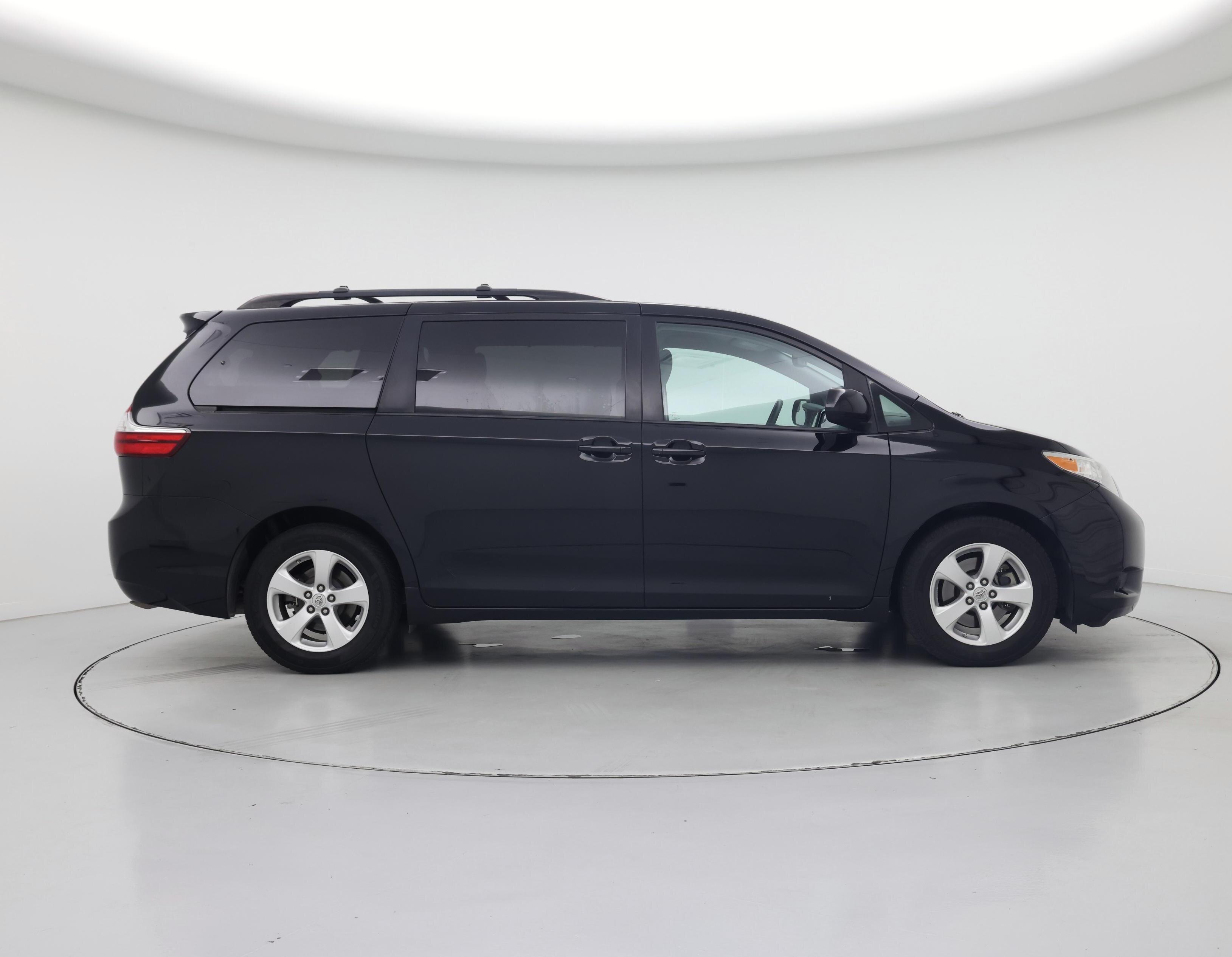 Thumbnail: 2017 Toyota Sienna - 7