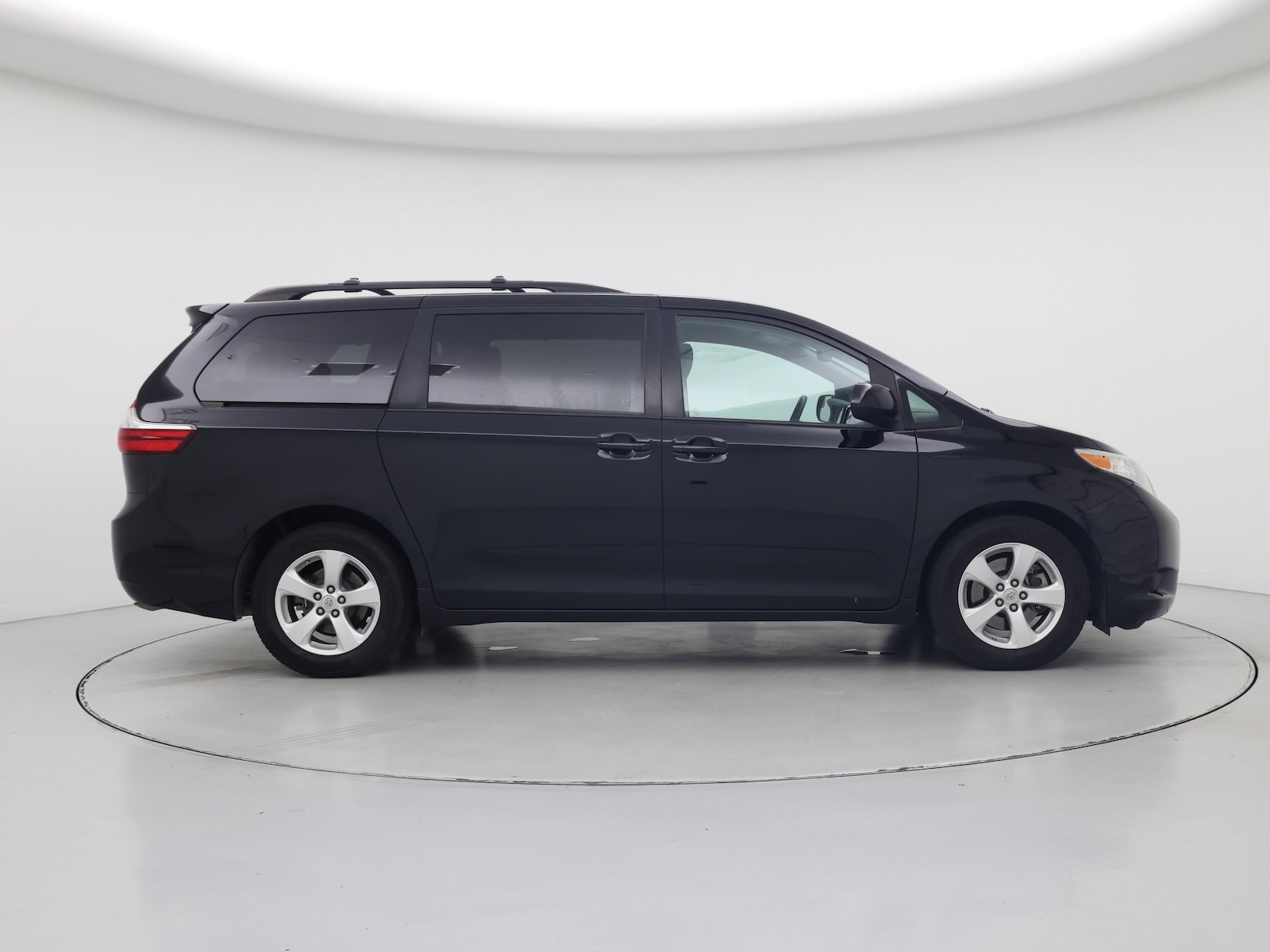 2017 Toyota Sienna LE - Photo 8