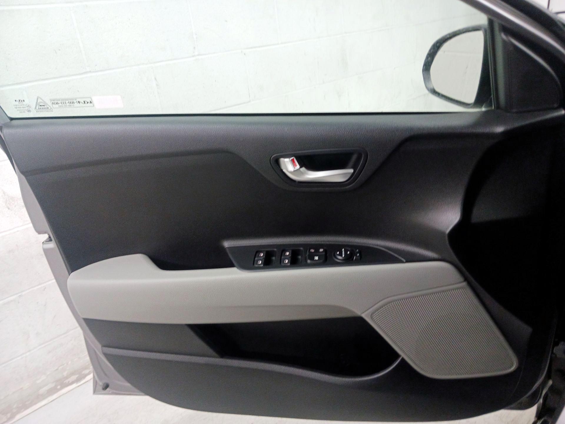 Thumbnail: 2023 Kia Rio - 10