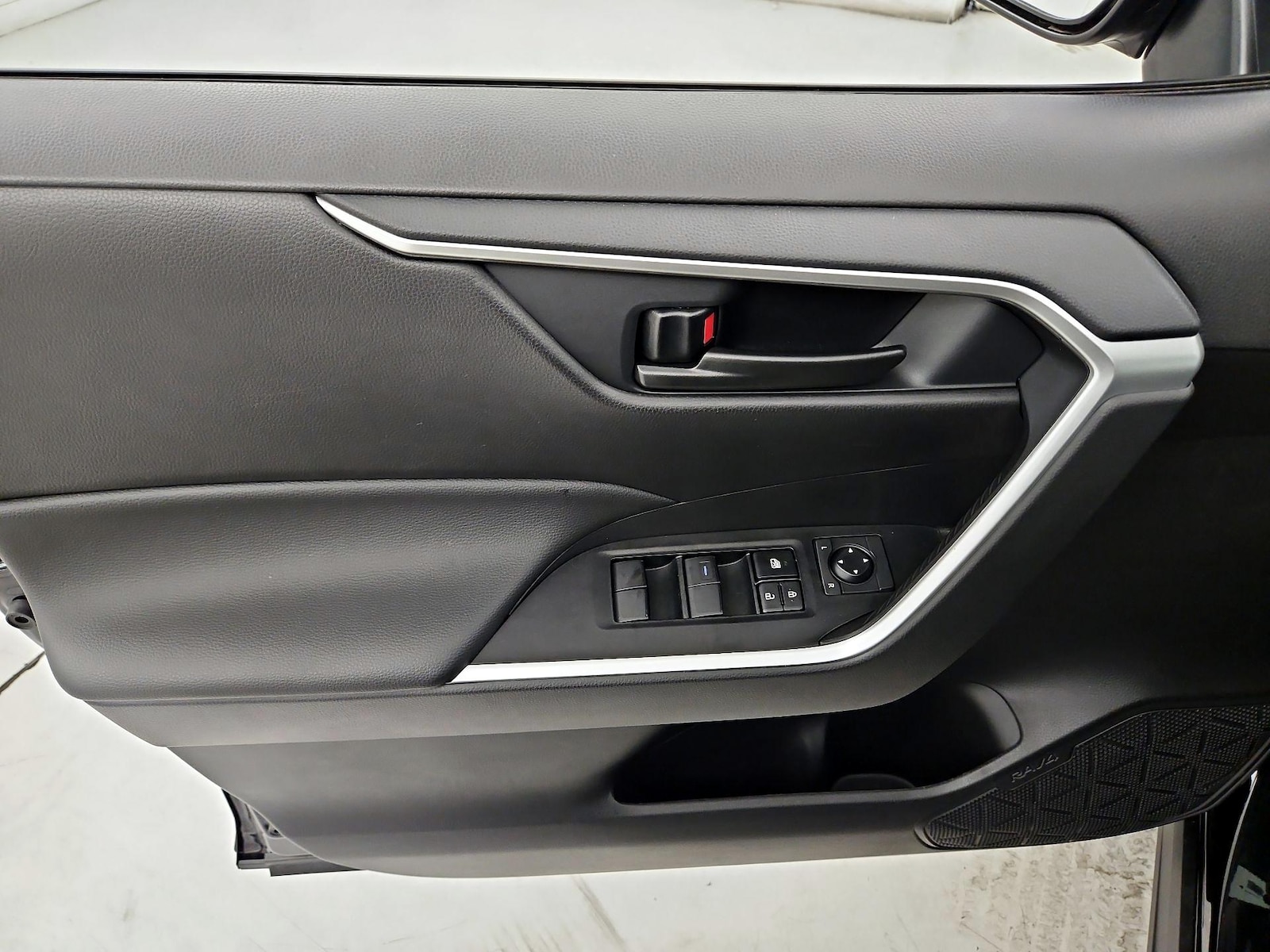 2025 Toyota RAV4 LE - Photo 13