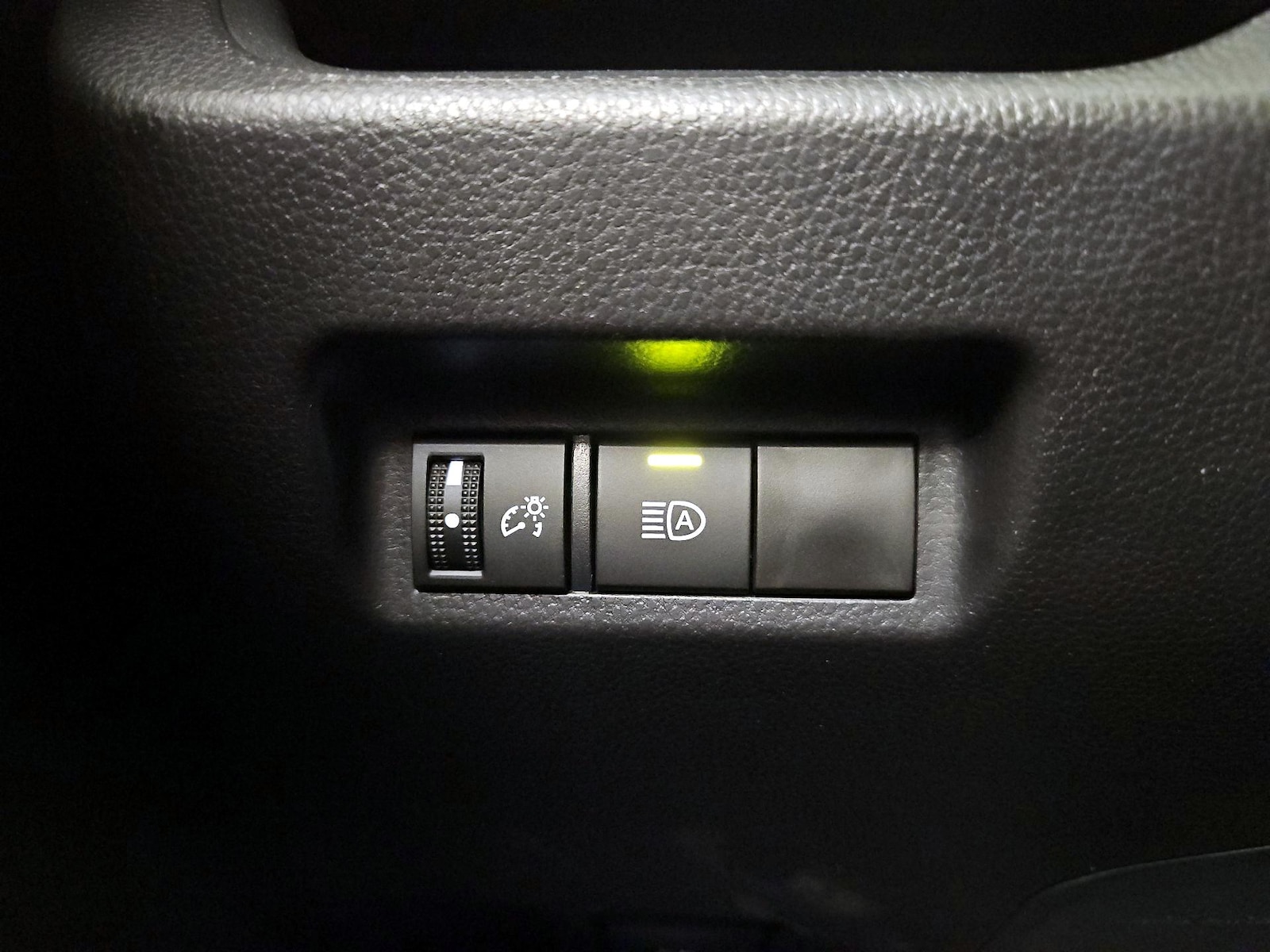 2025 Toyota RAV4 LE - Photo 14