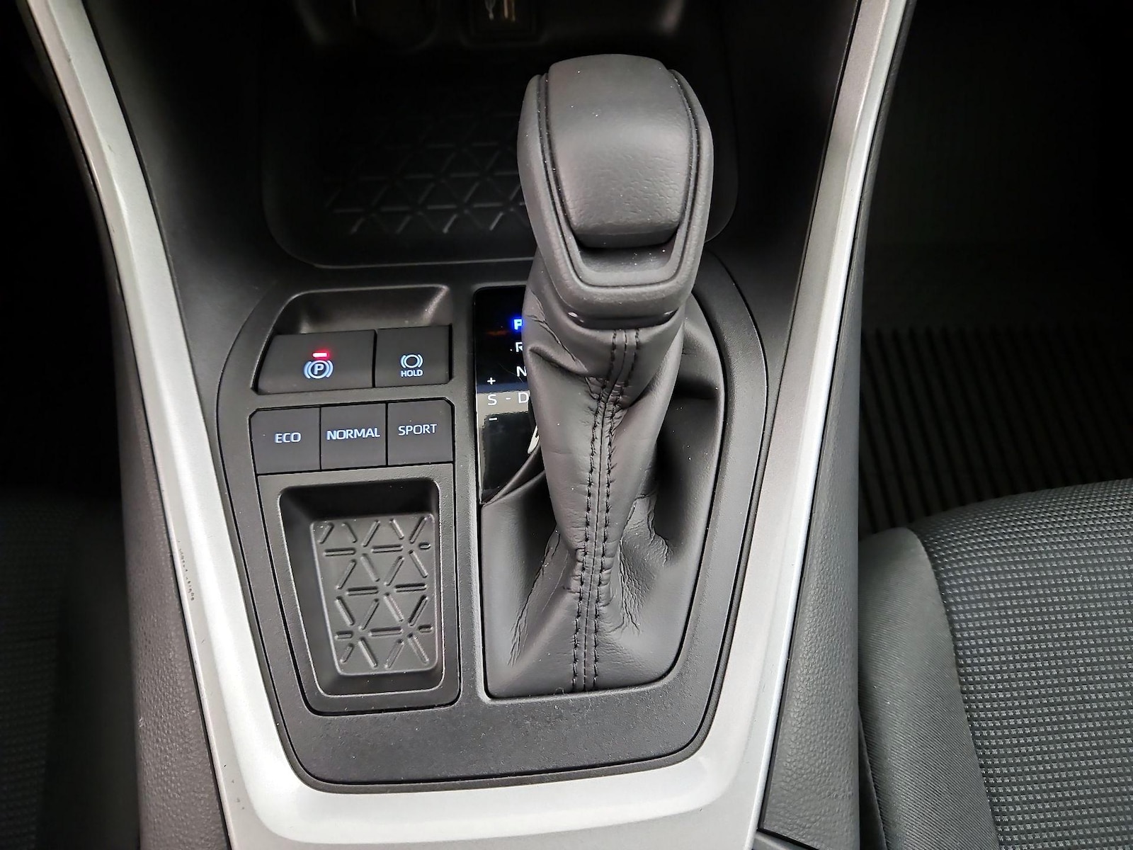 2025 Toyota RAV4 LE - Photo 18