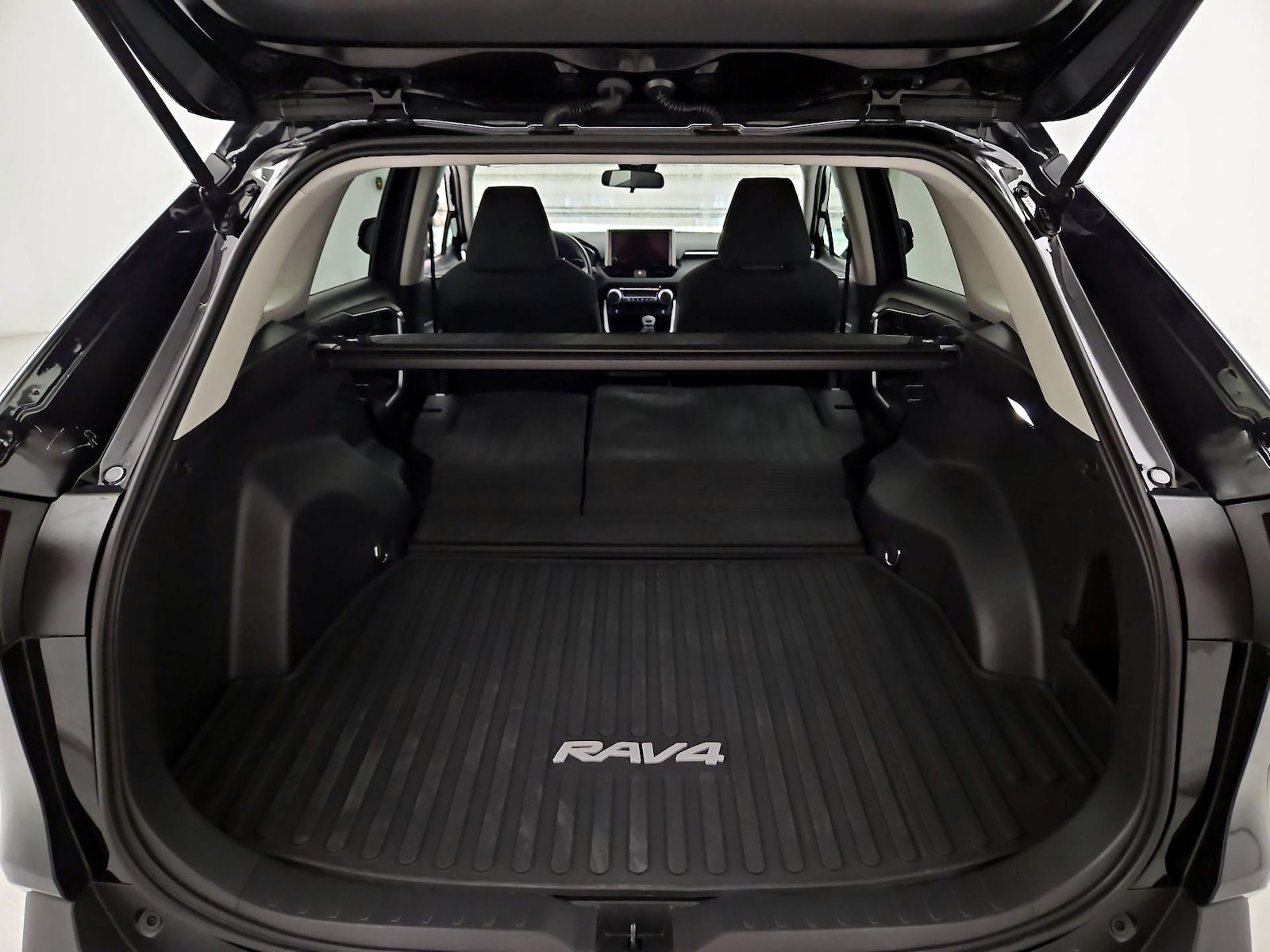 2025 Toyota RAV4 LE - Photo 22