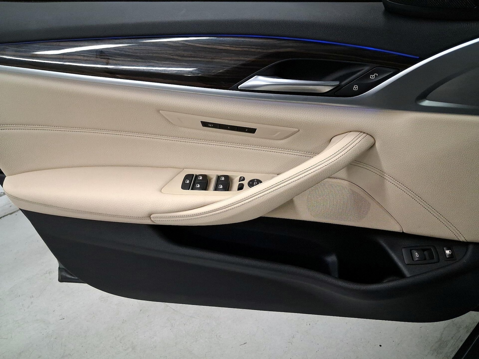 2020 BMW 5 Series 530e - Photo 11