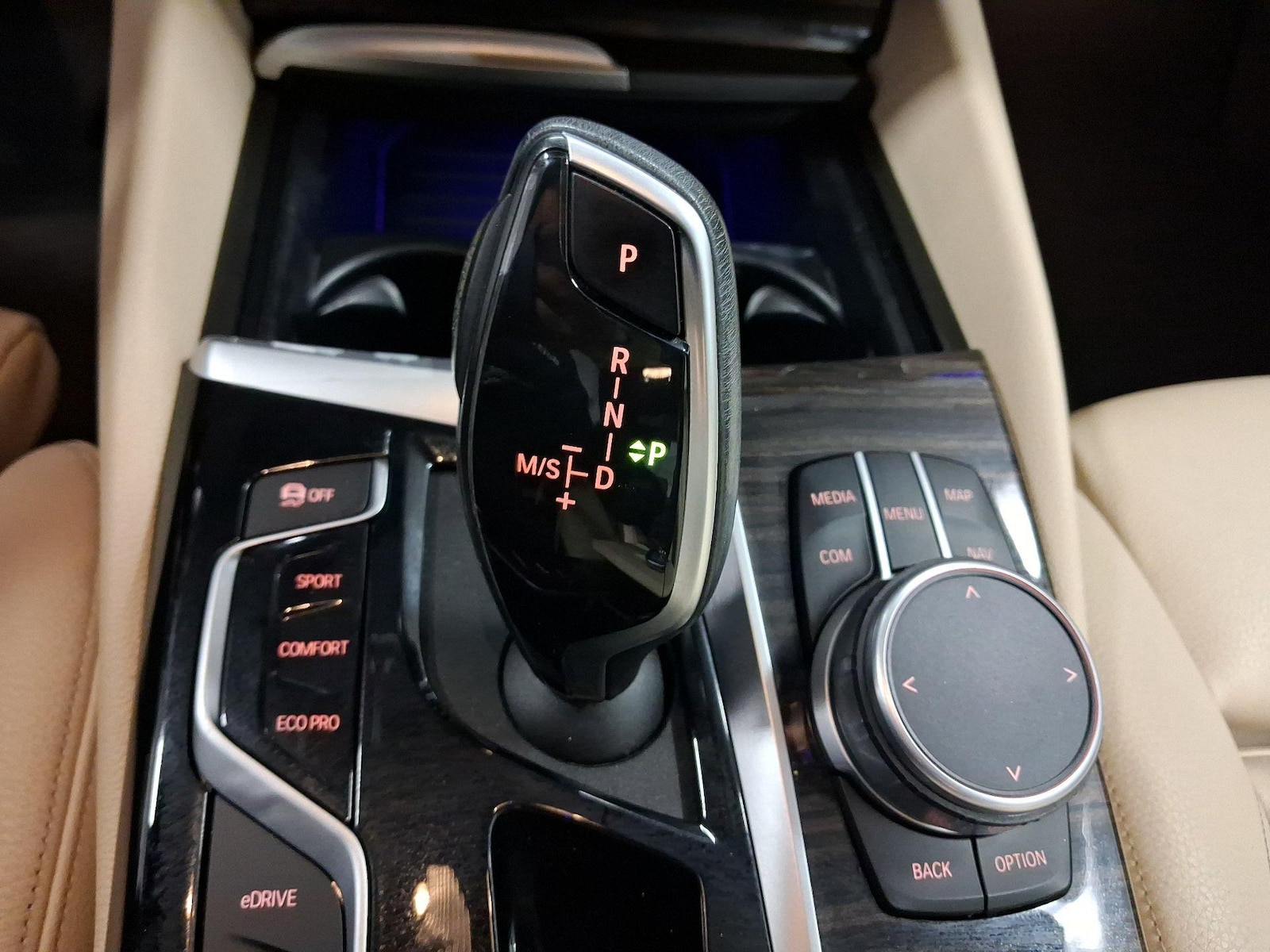 2020 BMW 5 Series 530e - Photo 14