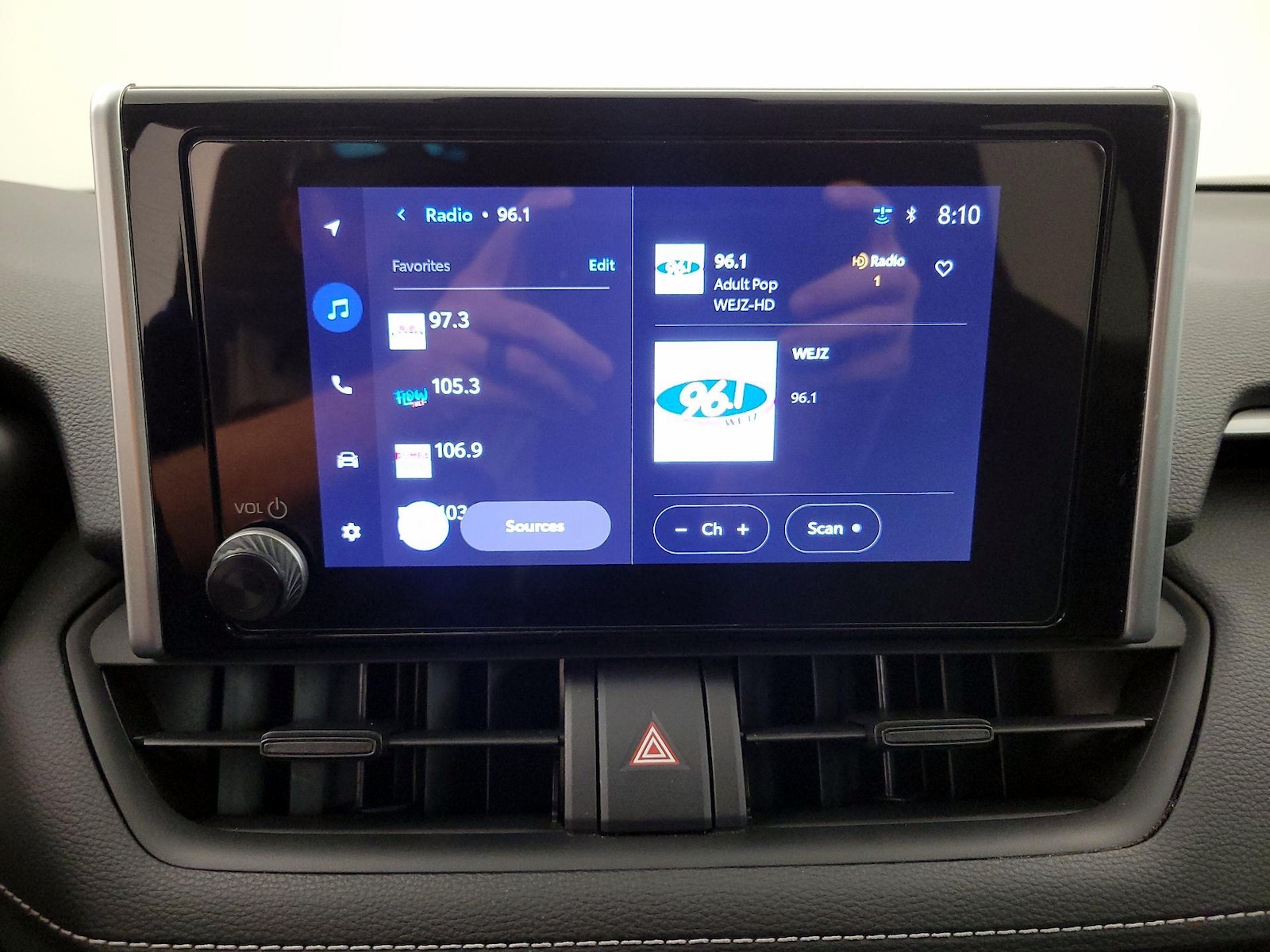 2024 Toyota RAV4 XLE - Photo 16