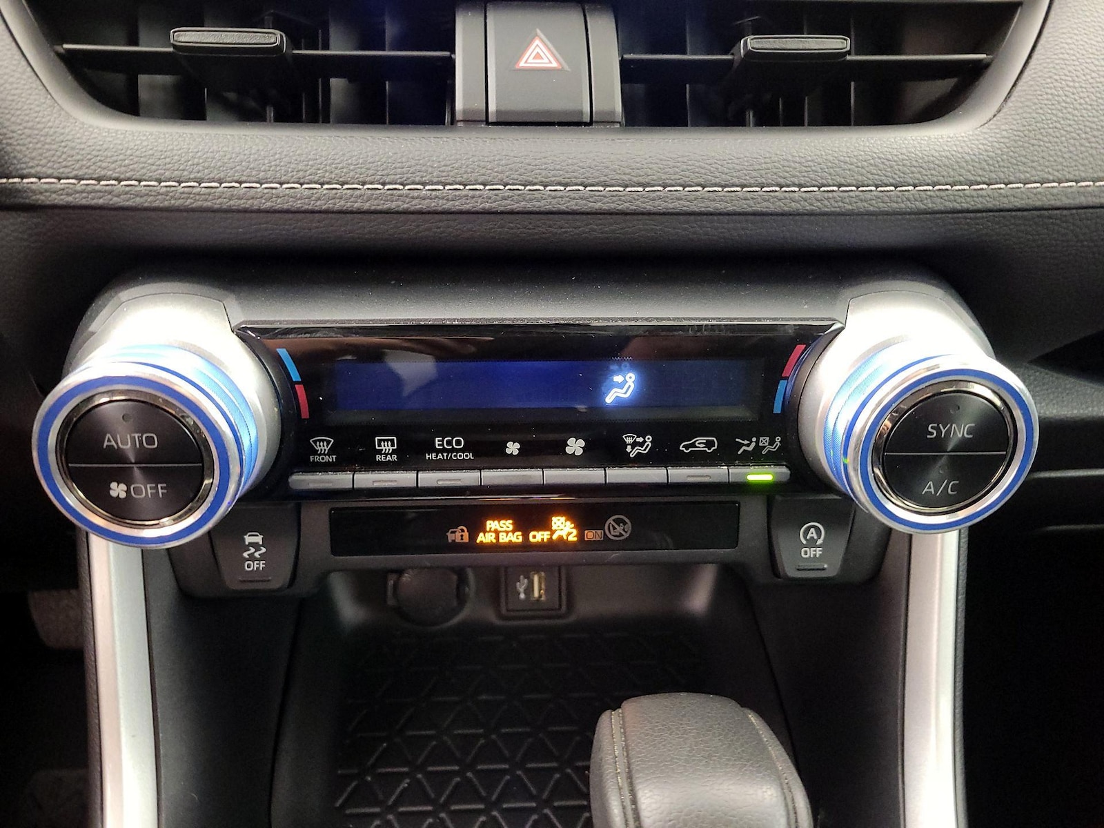 2024 Toyota RAV4 XLE - Photo 17