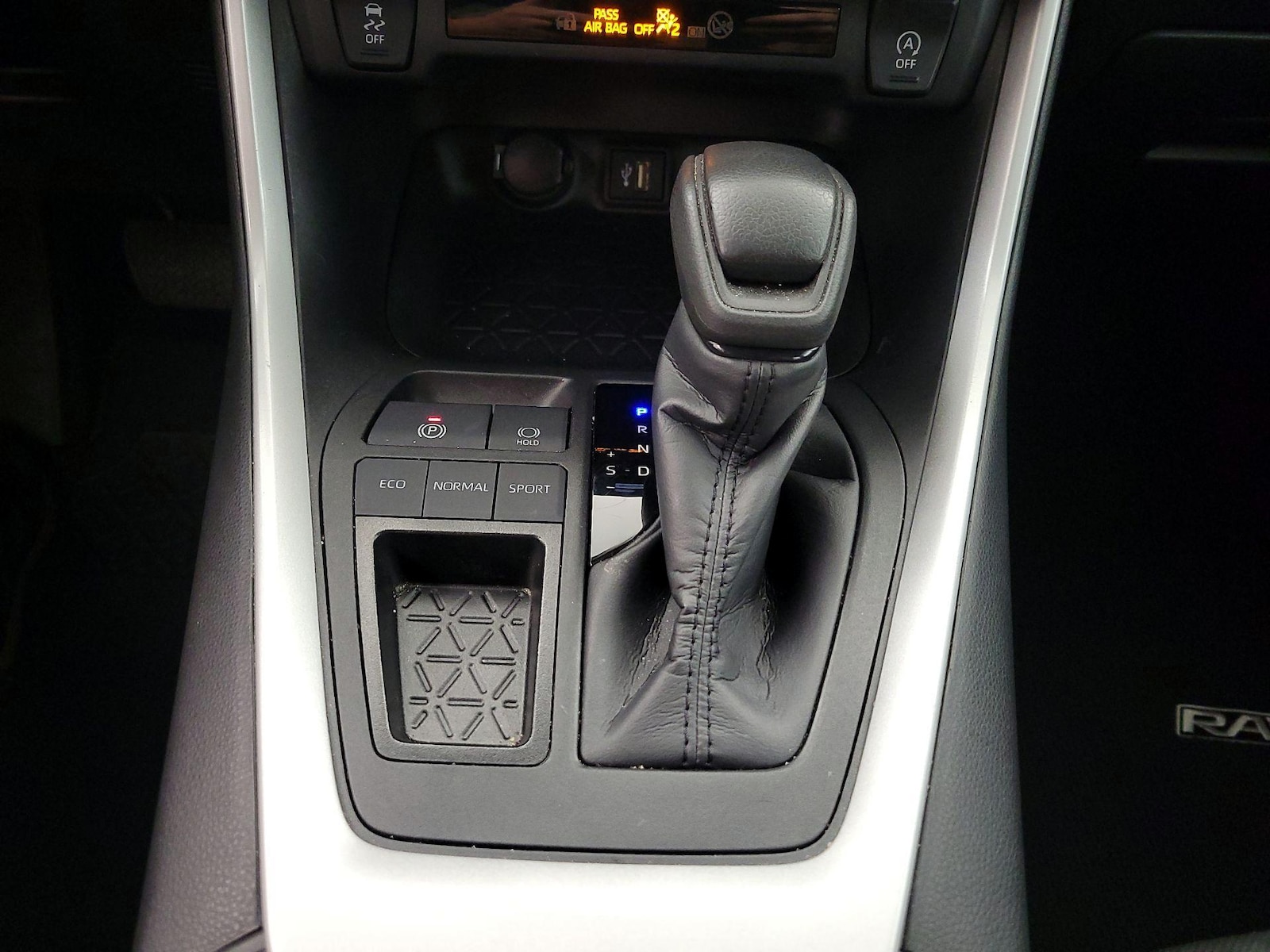 2024 Toyota RAV4 XLE - Photo 18
