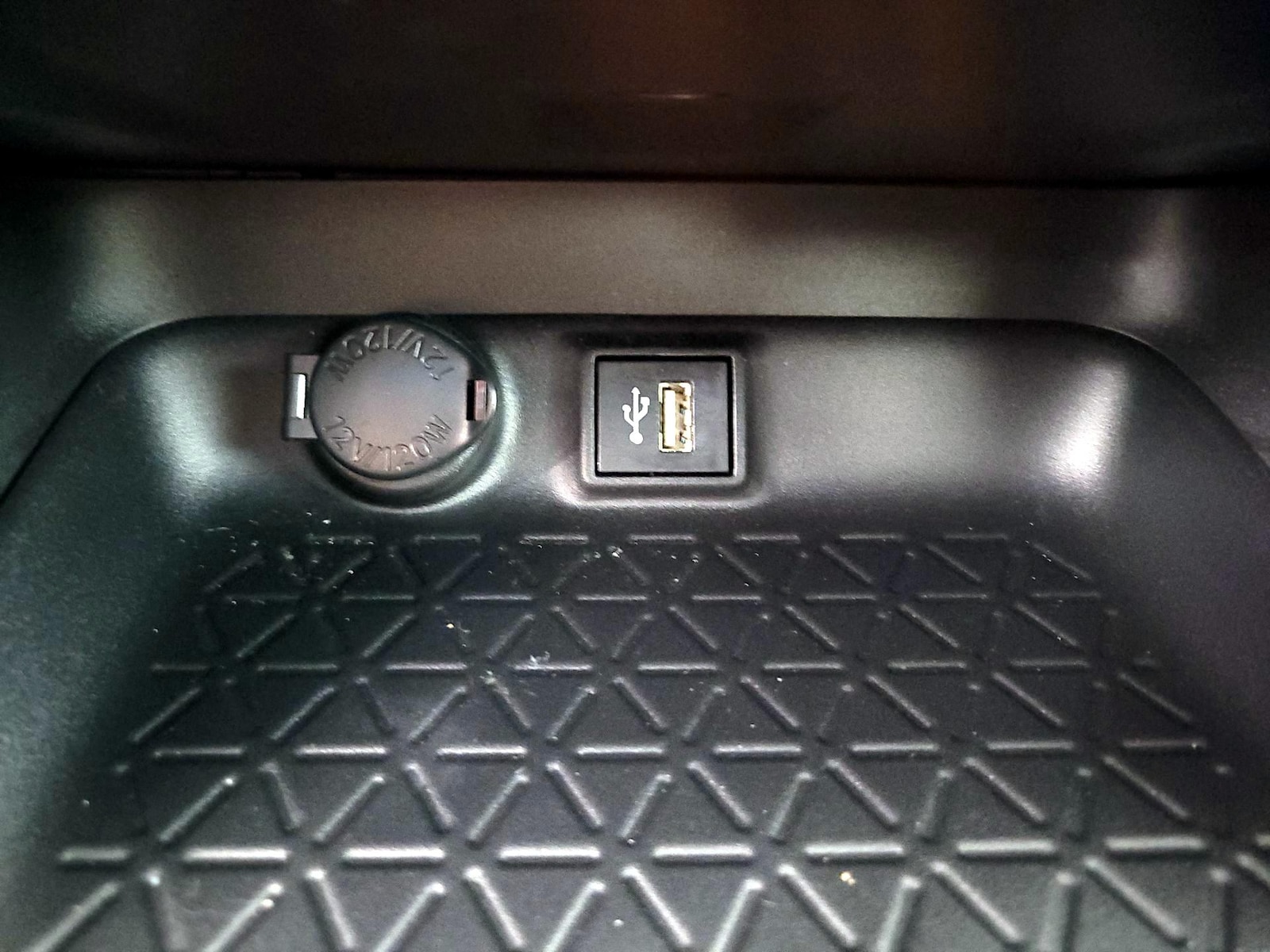 2024 Toyota RAV4 XLE - Photo 19