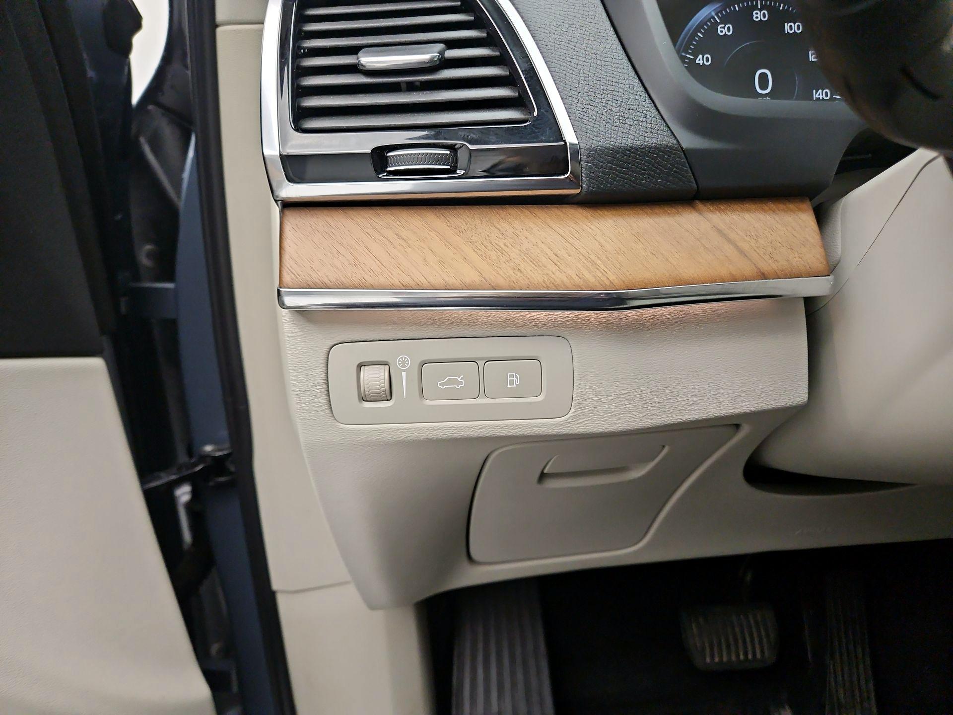 Thumbnail: 2022 Volvo XC90 - 13