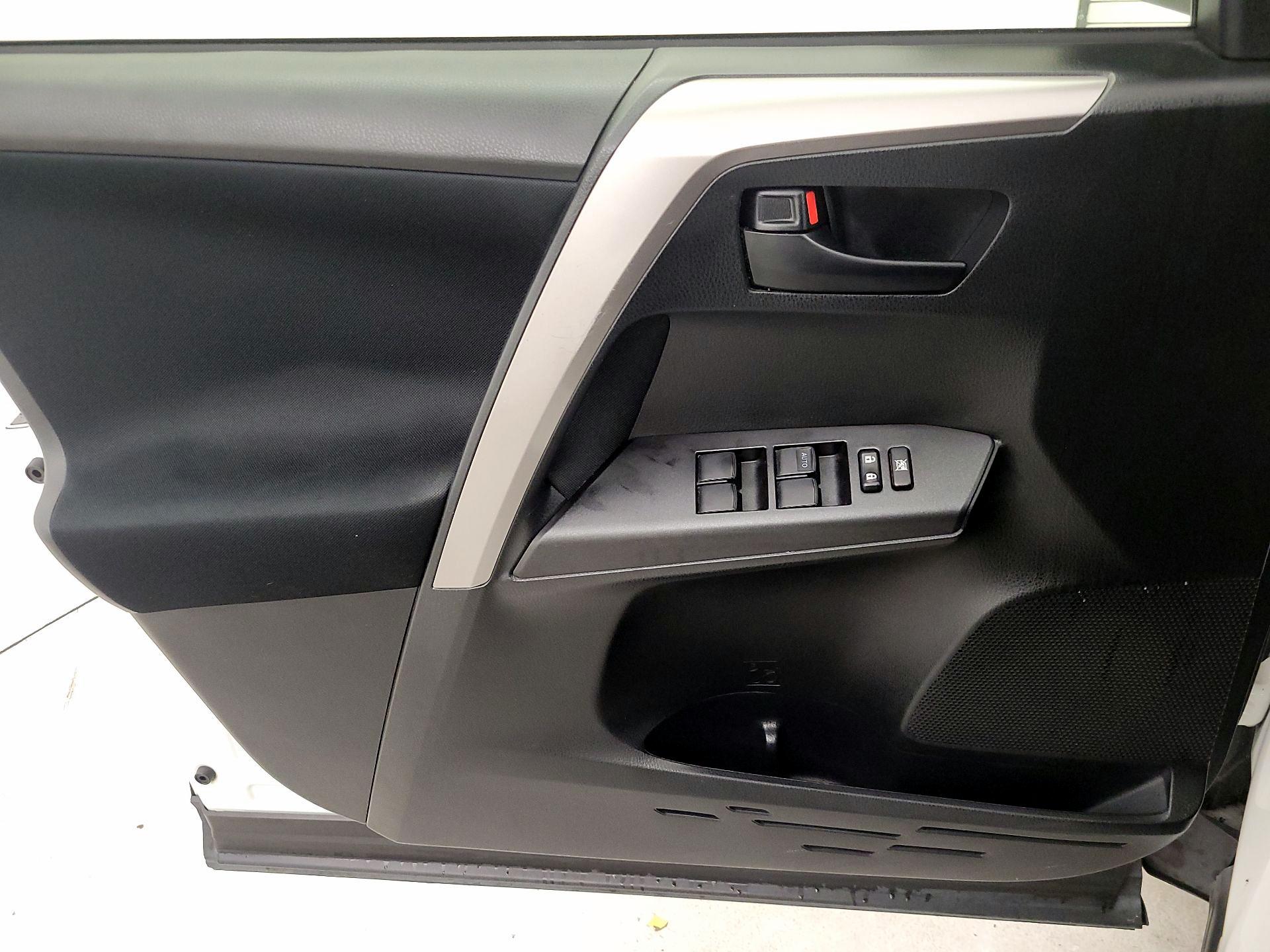 Thumbnail: 2016 Toyota RAV4 - 12
