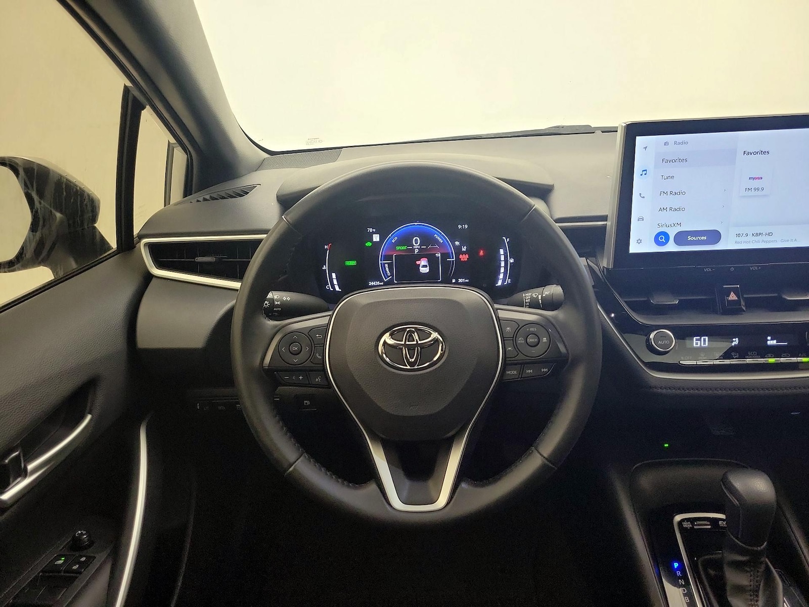 2025 Toyota Corolla SE - Photo 11