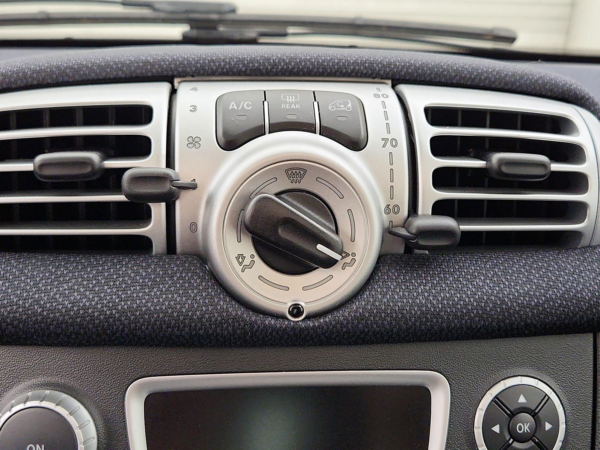 Thumbnail: 2015 smart fortwo - 14