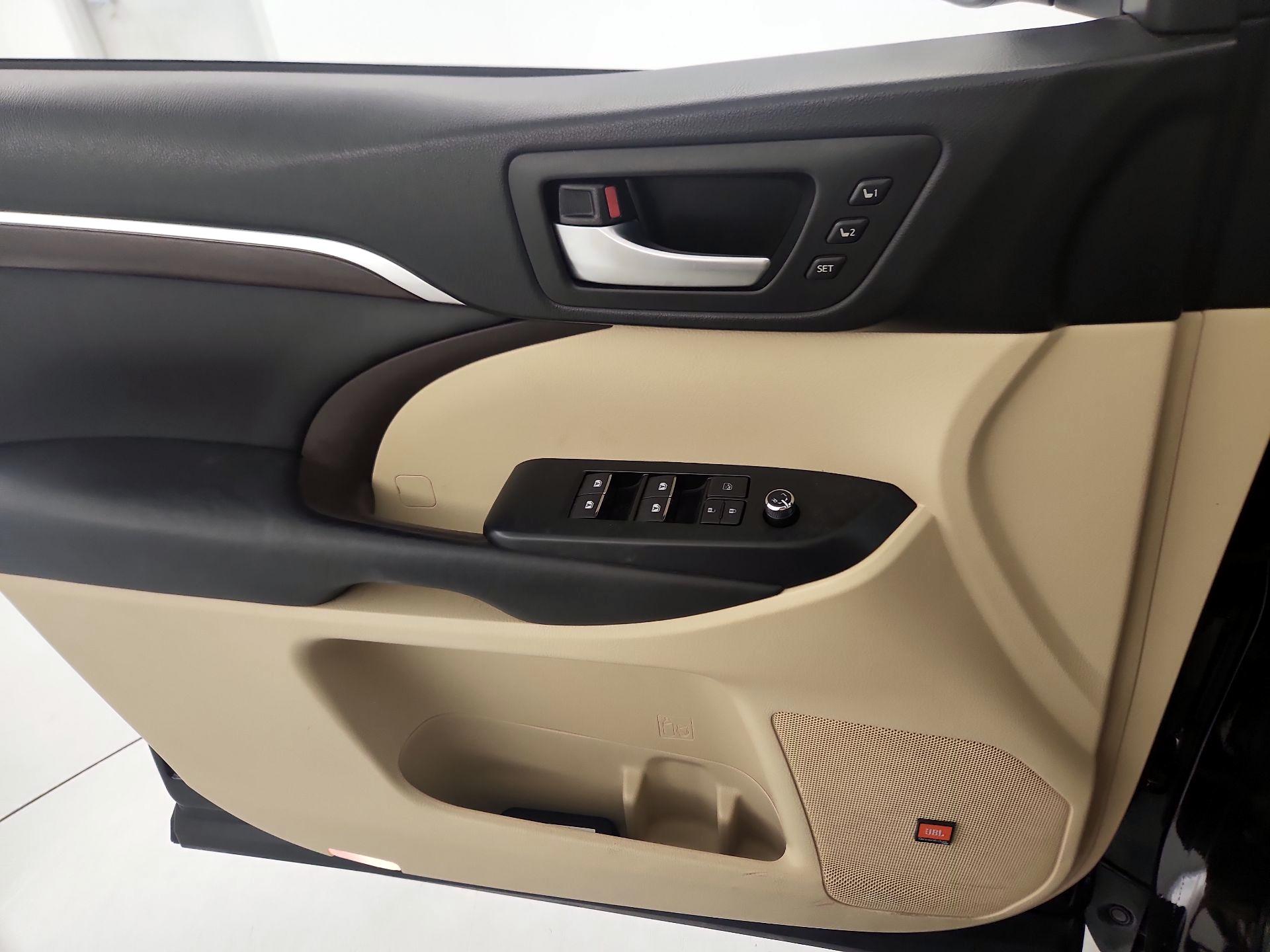 Thumbnail: 2016 Toyota Highlander - 12