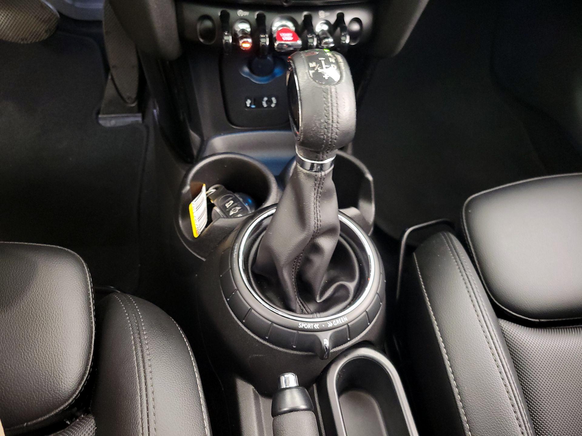 Thumbnail: 2016 MINI Cooper Hardtop - 17
