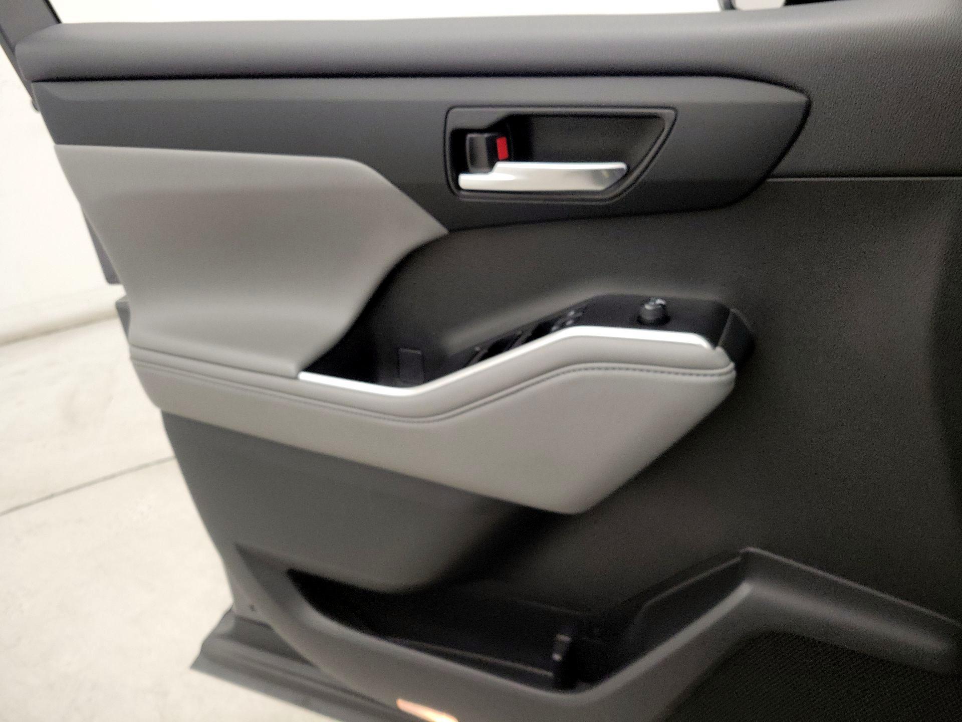 Thumbnail: 2021 Toyota Highlander - 12