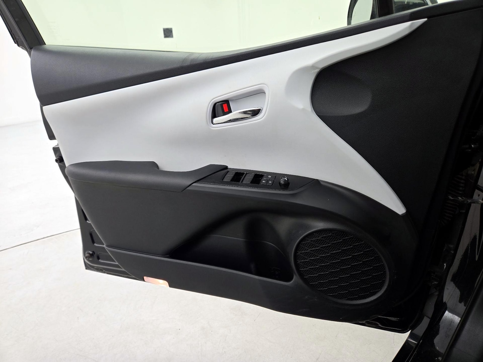 2019 Toyota Prius LE - Photo 13