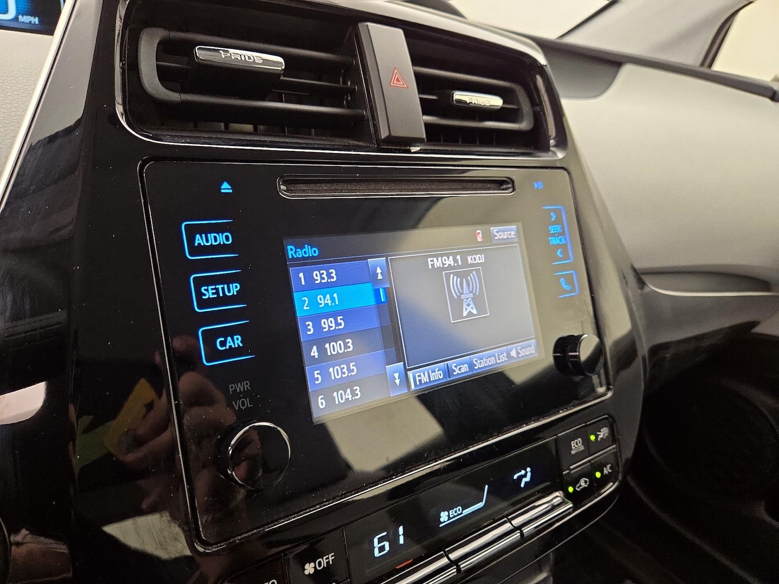 2019 Toyota Prius LE - Photo 16
