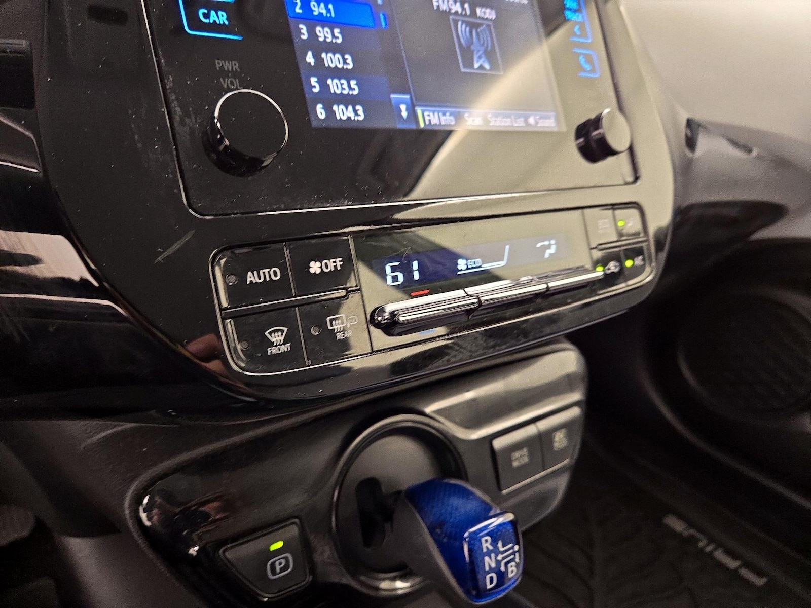 2019 Toyota Prius LE - Photo 17