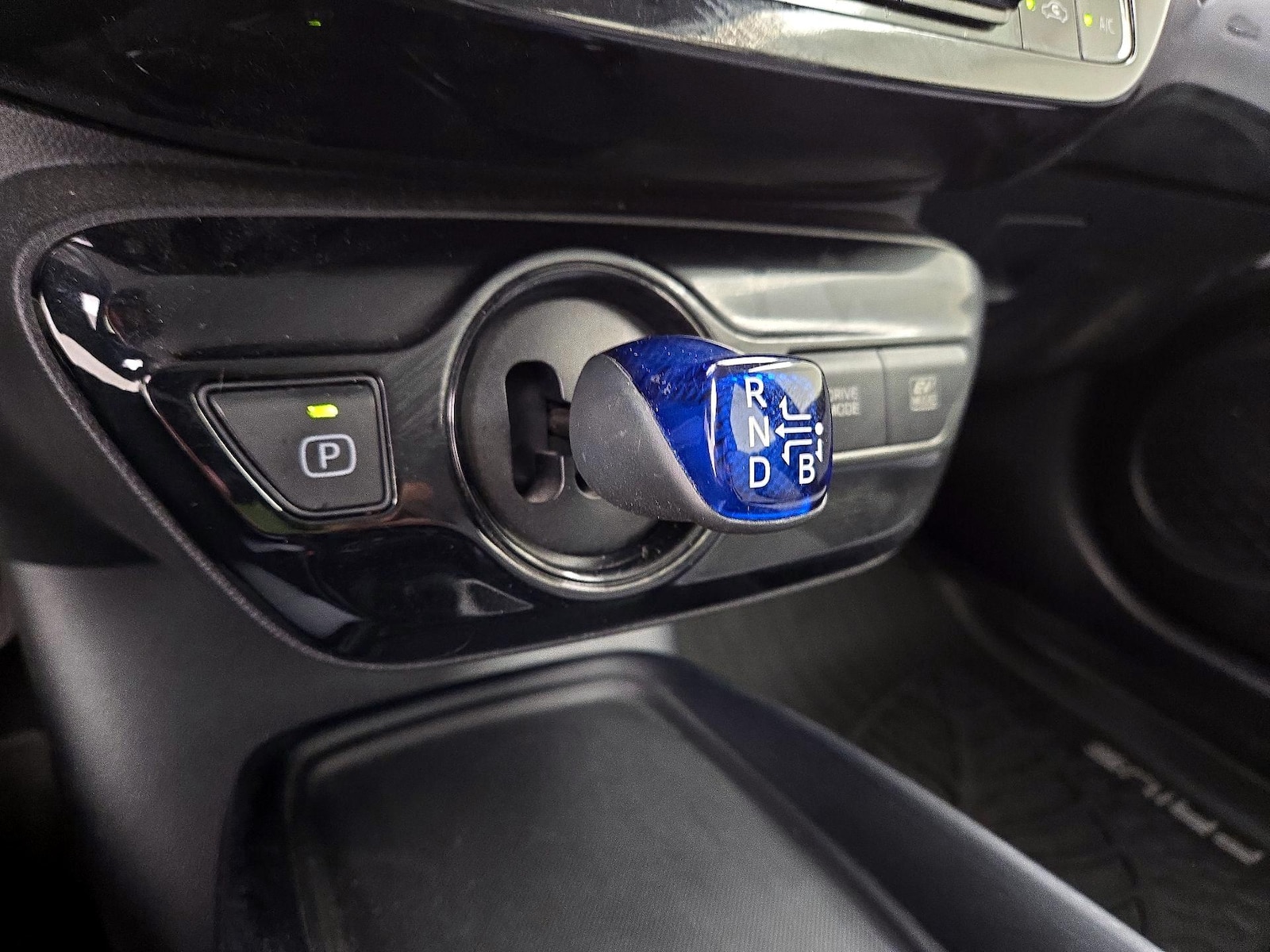 2019 Toyota Prius LE - Photo 18