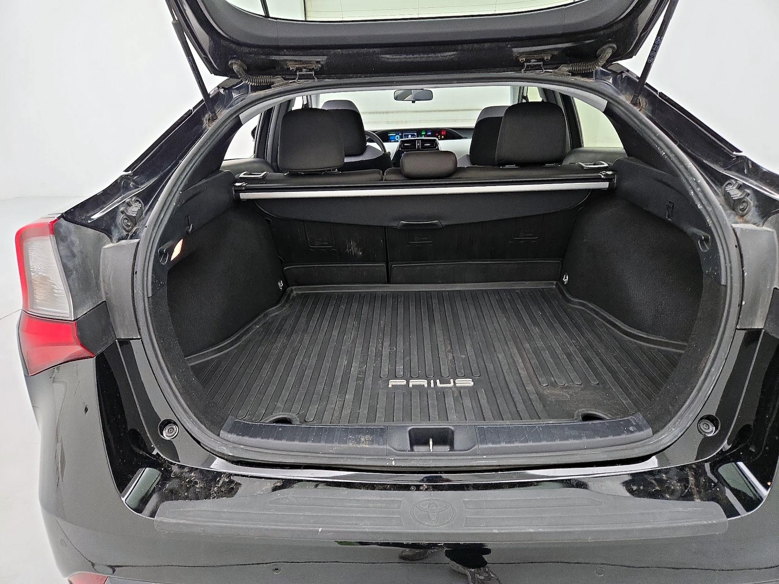 2019 Toyota Prius LE - Photo 21