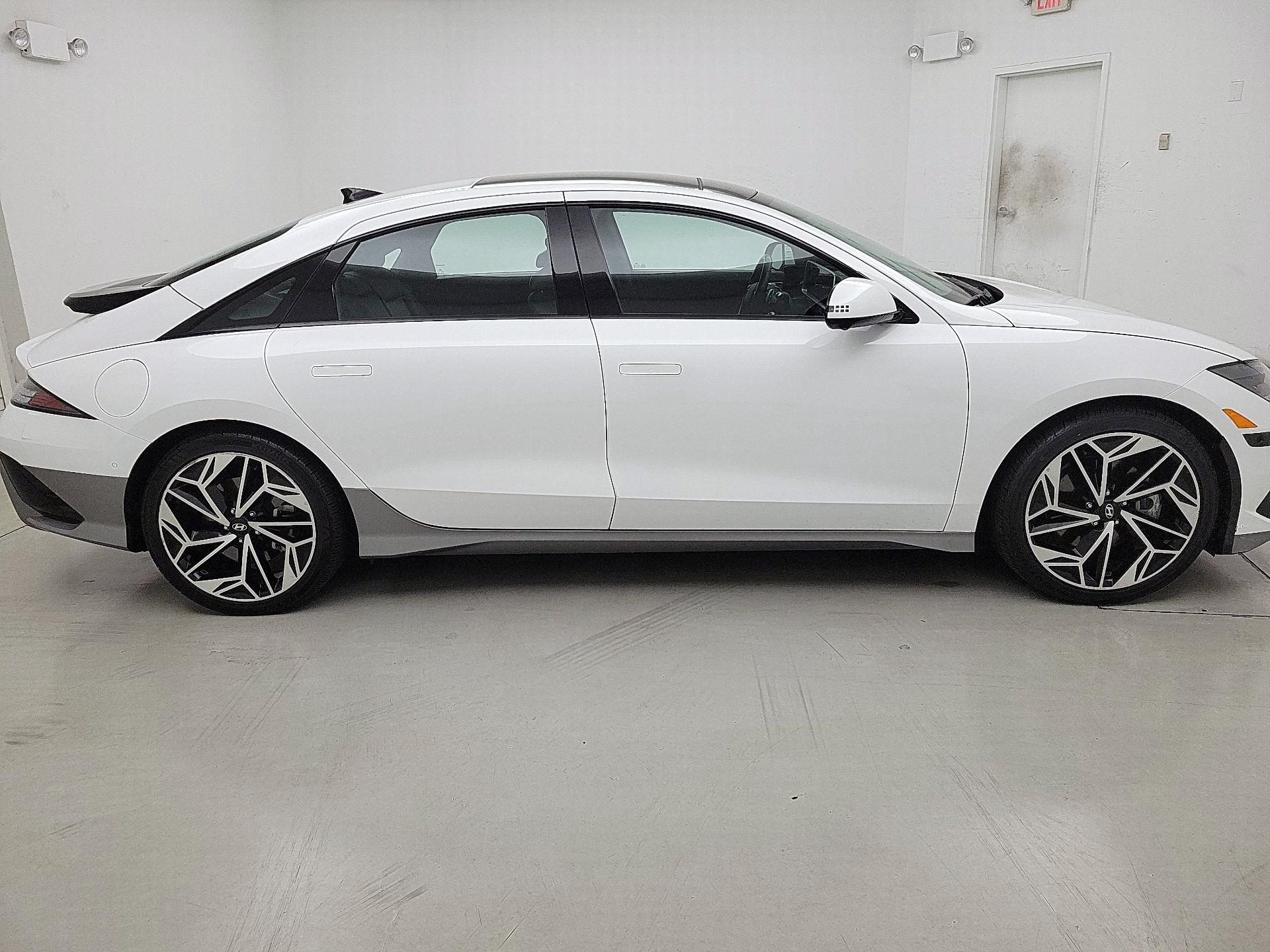 Thumbnail: 2023 Hyundai Ioniq 6 - 4