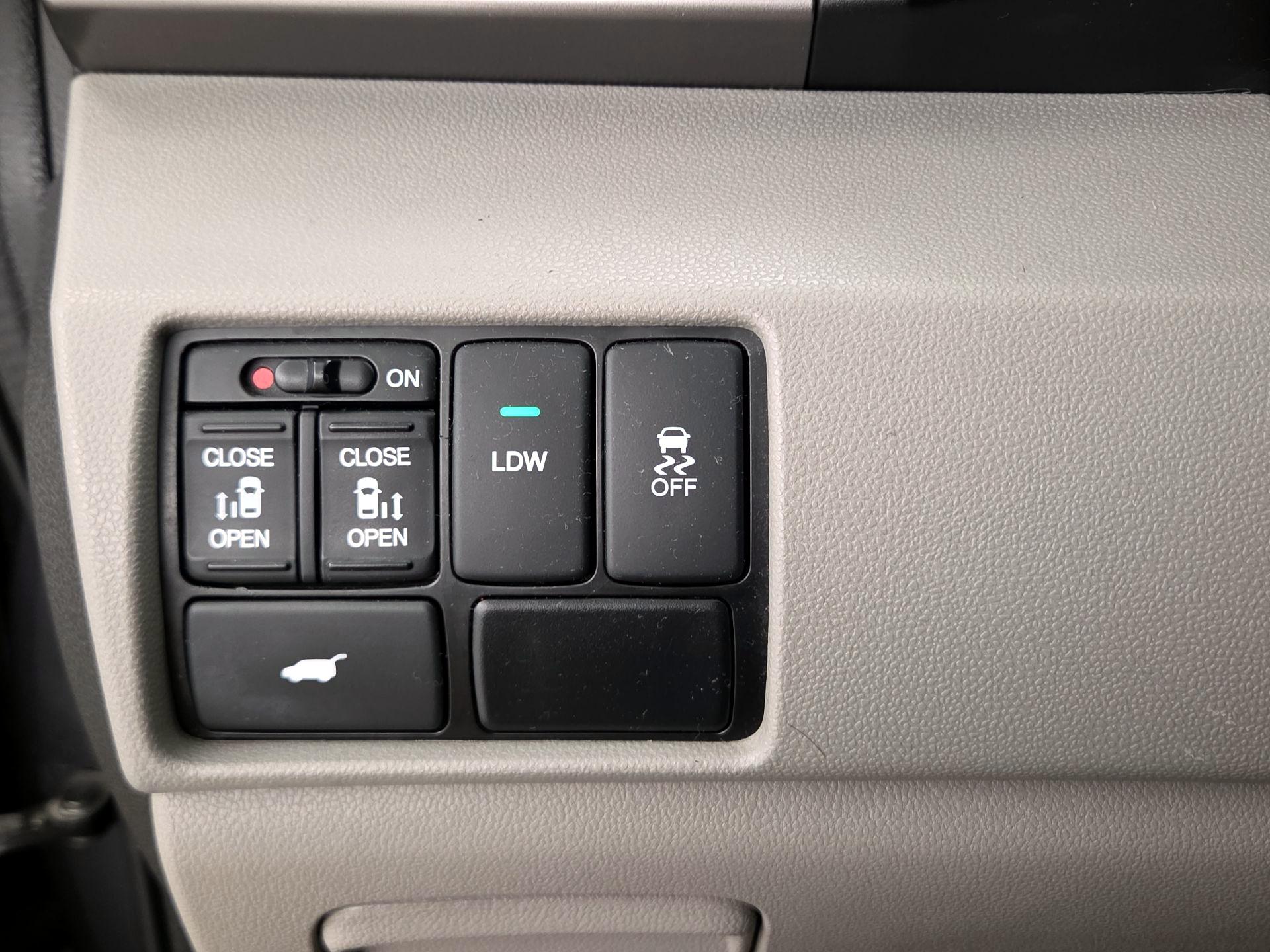Thumbnail: 2016 Honda Odyssey - 13