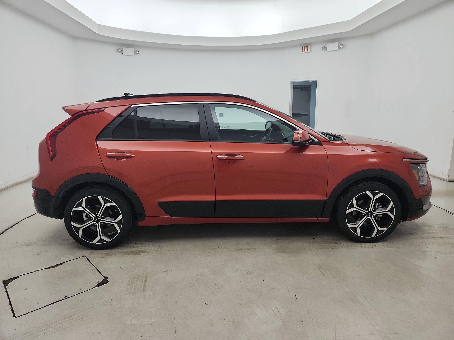 Thumbnail: 2023 Kia Niro - 4
