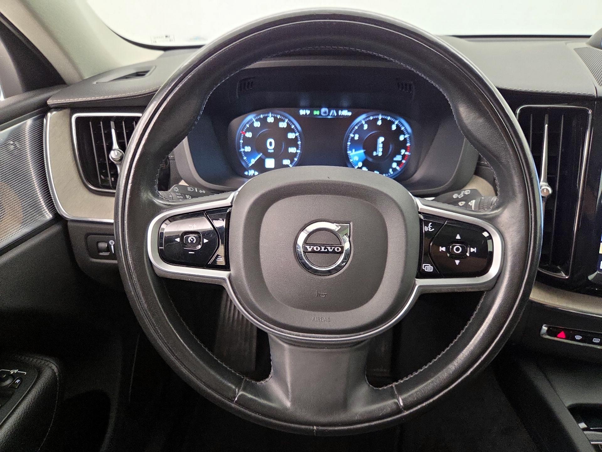 Thumbnail: 2018 Volvo XC60 - 10