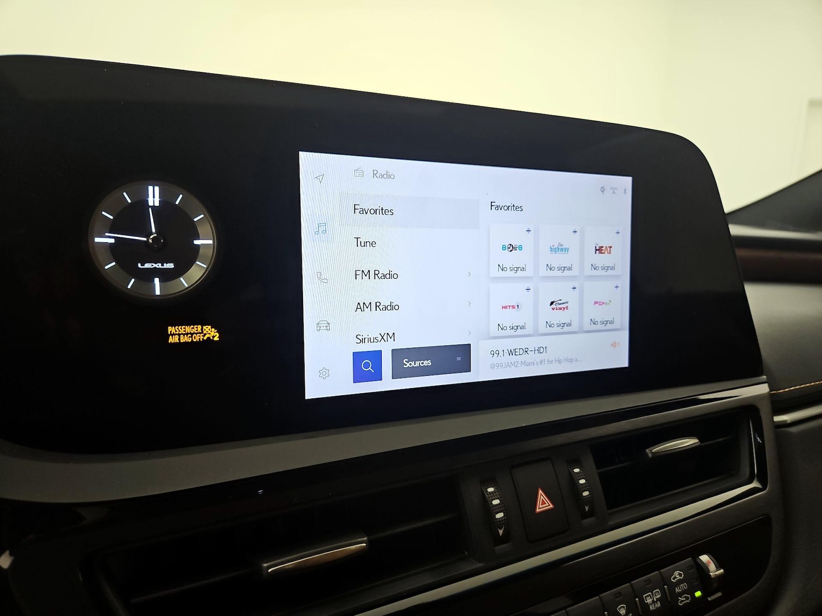 2024 Lexus ES 350 - Photo 17