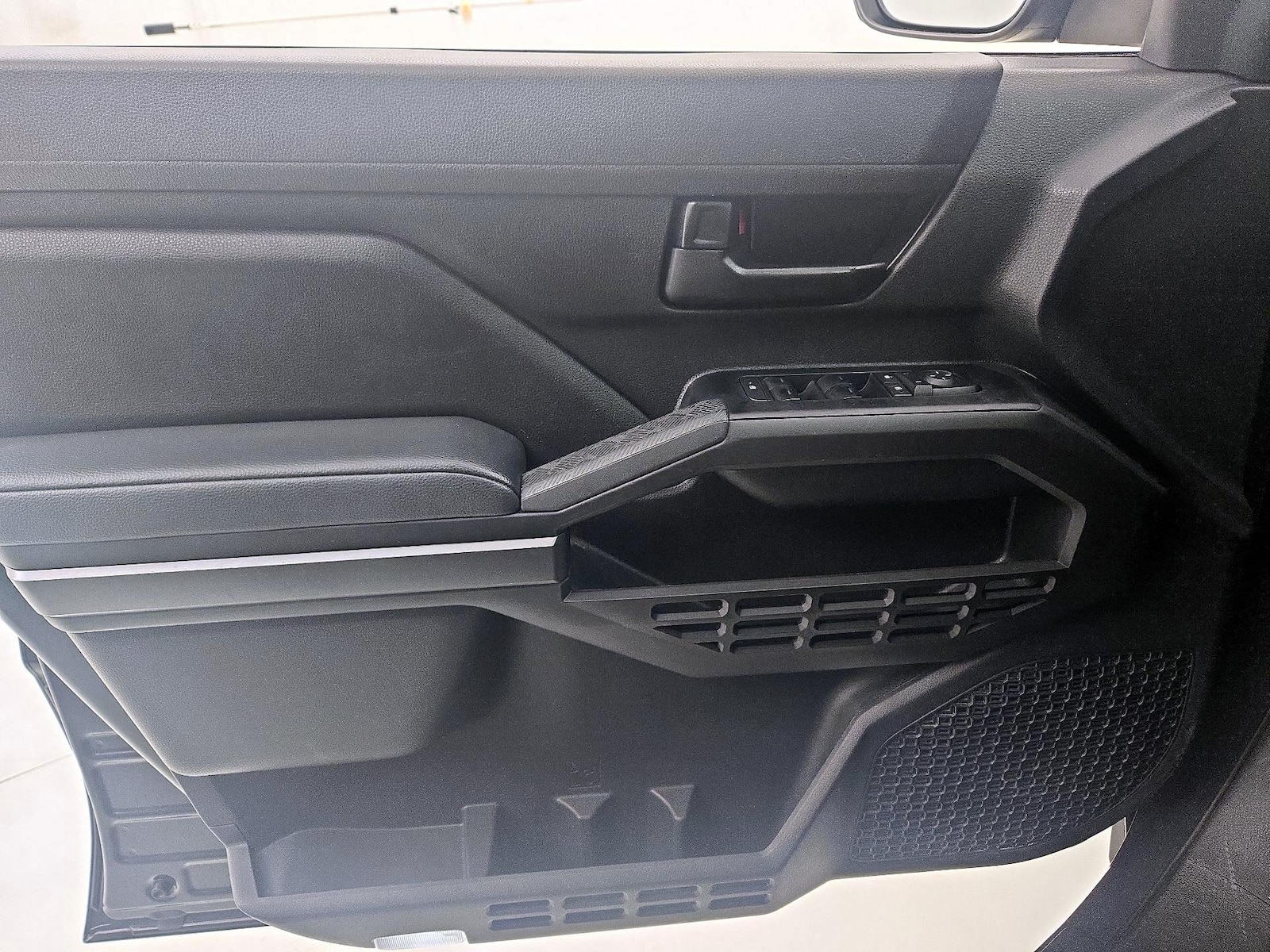2025 Toyota Tacoma SR5 - Photo 13