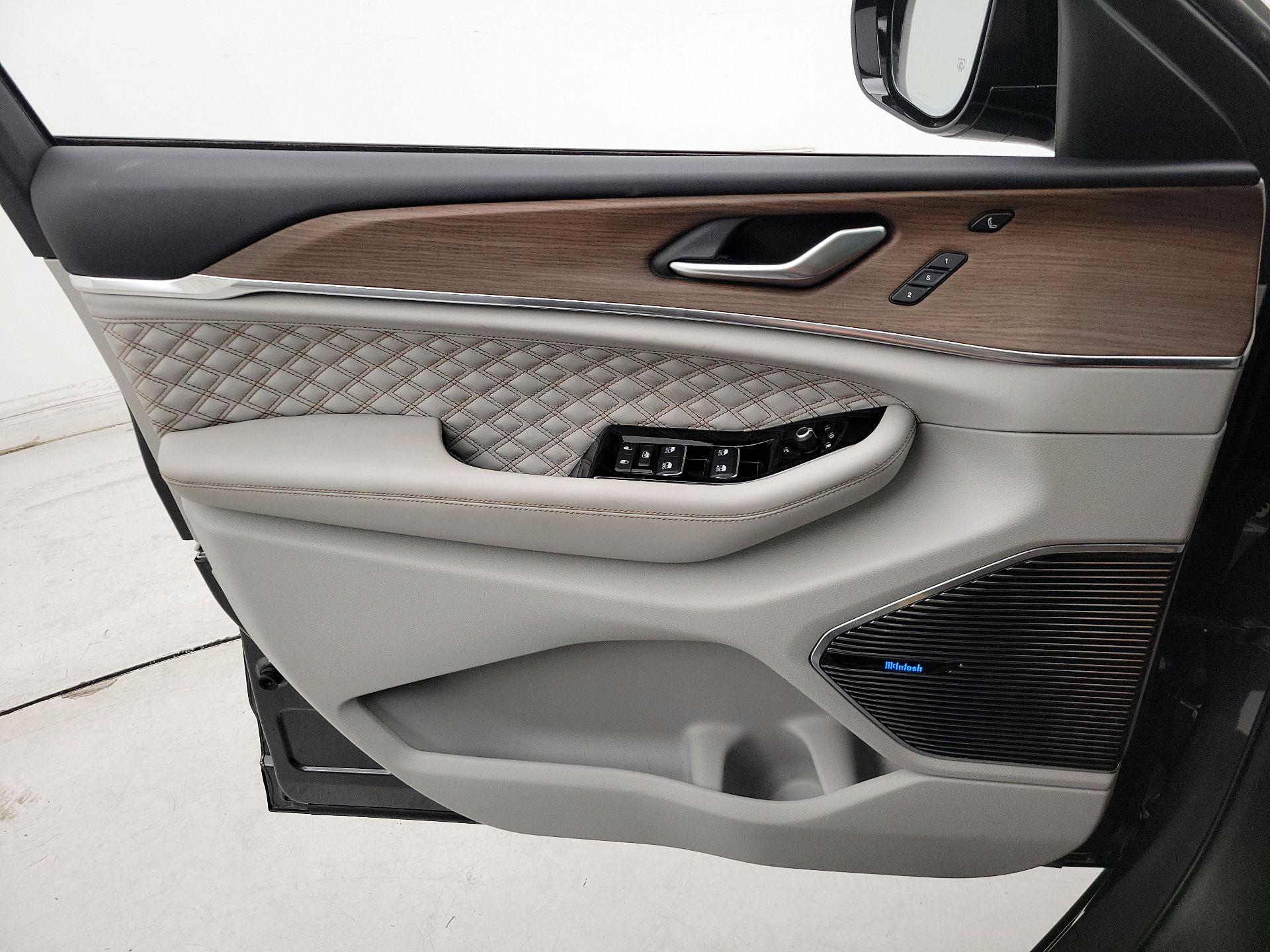 Thumbnail: 2022 Jeep Grand Cherokee - 12