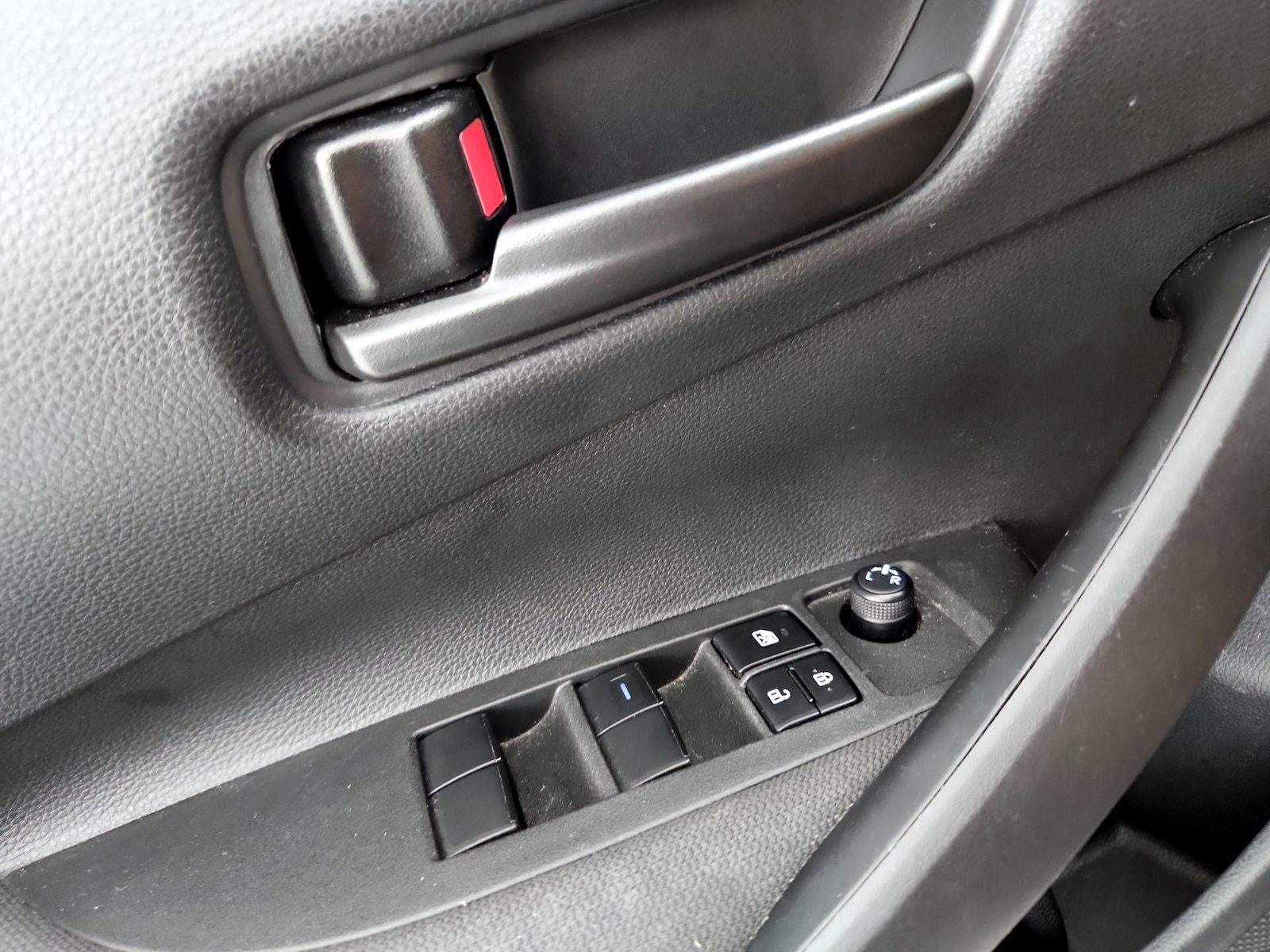 2025 Toyota Corolla LE - Photo 13
