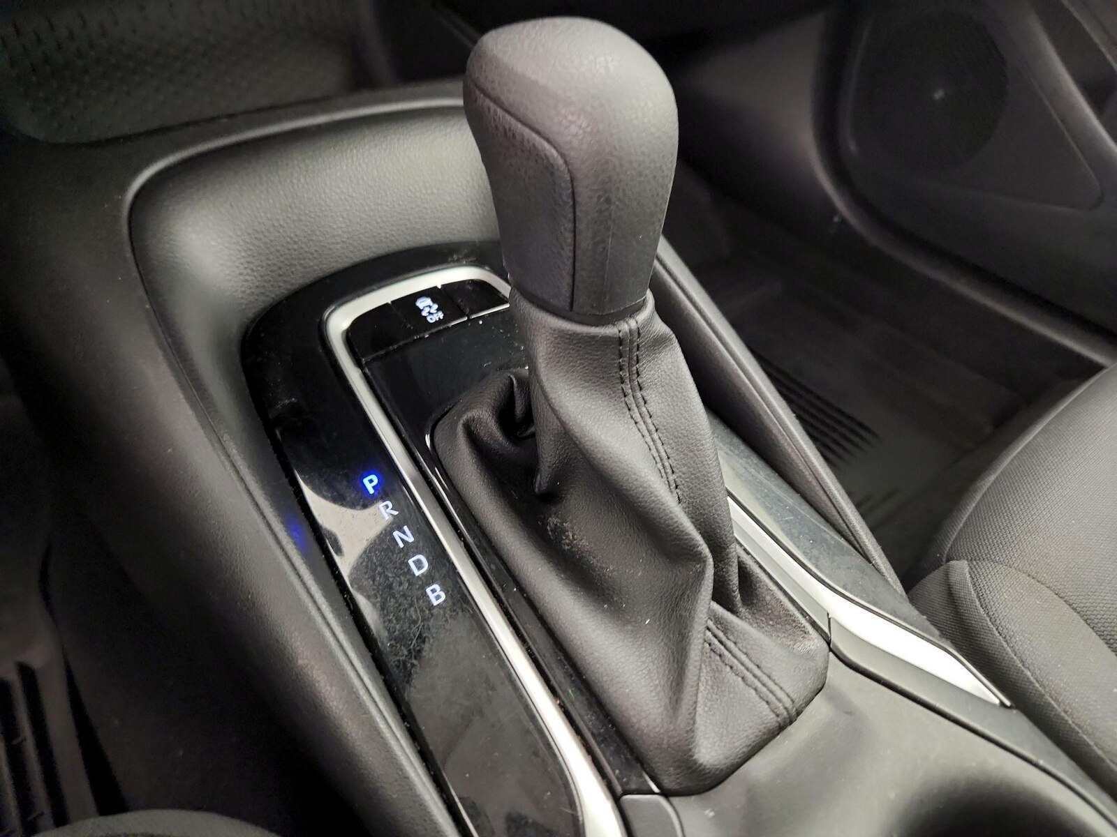 2025 Toyota Corolla LE - Photo 18