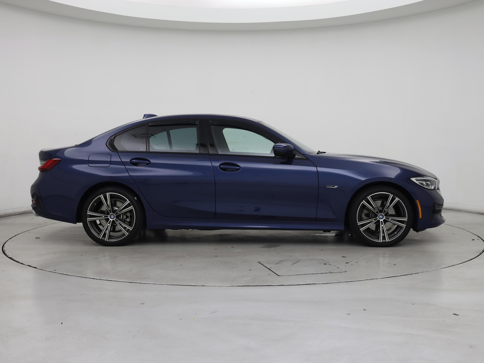 2022 BMW 3 Series 330e - Photo 8