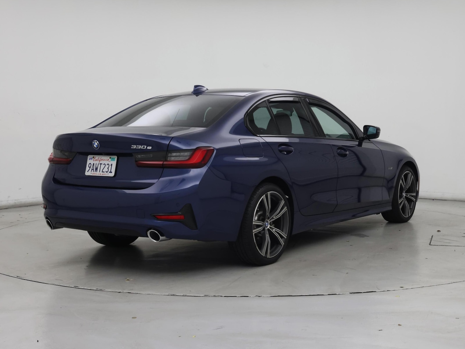 2022 BMW 3 Series 330e - Photo 9