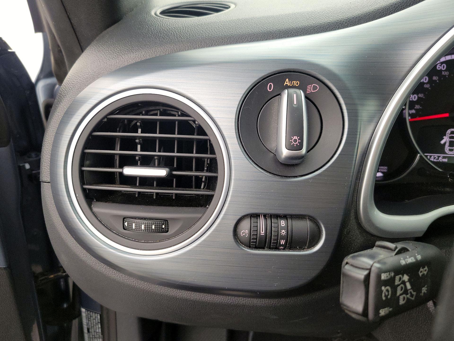 Thumbnail: 2016 Volkswagen Beetle - 13