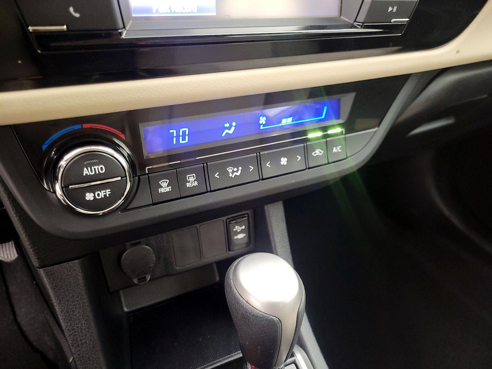 2015 Toyota Corolla LE - Photo 17