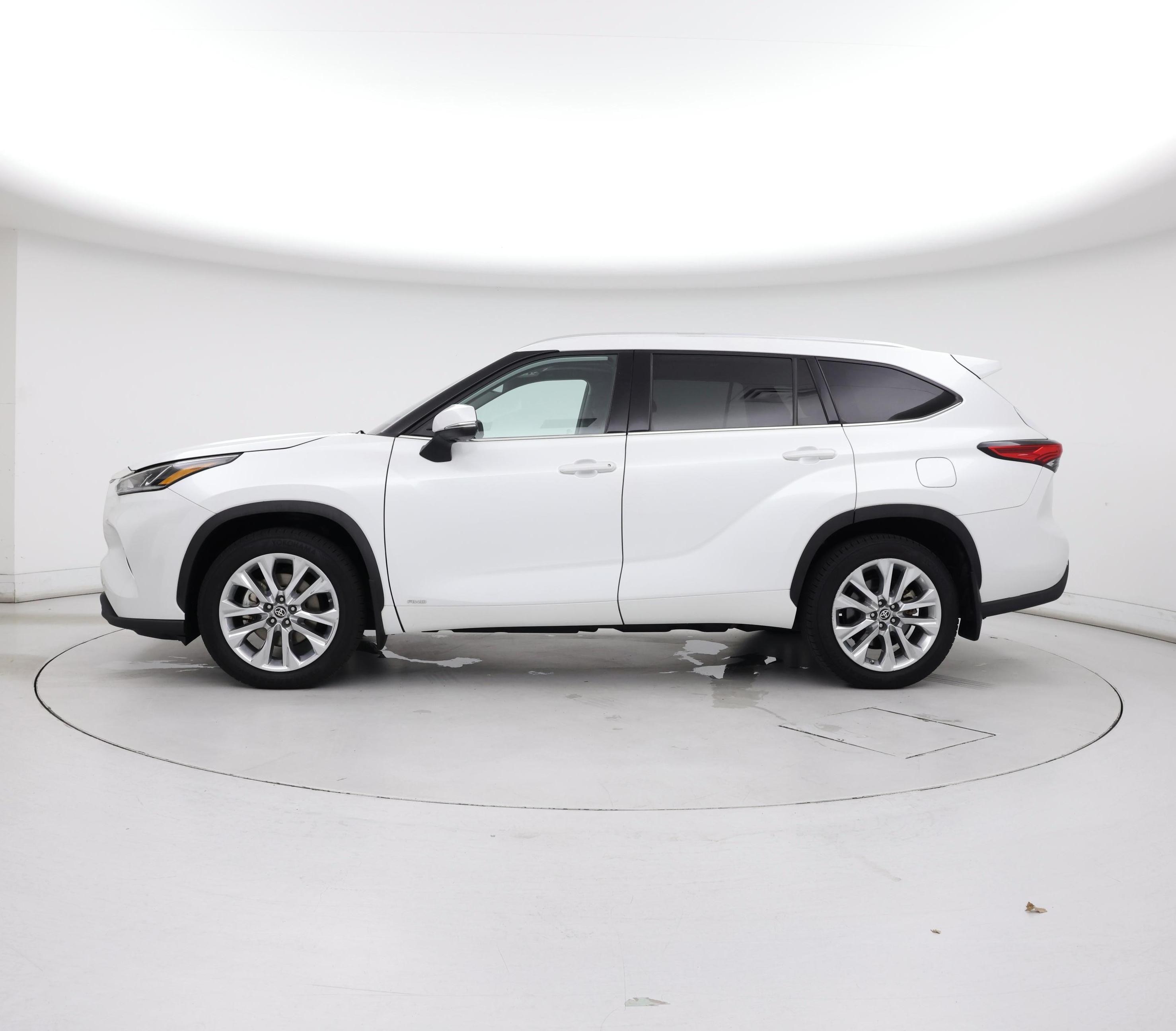Thumbnail: 2022 Toyota Highlander - 3