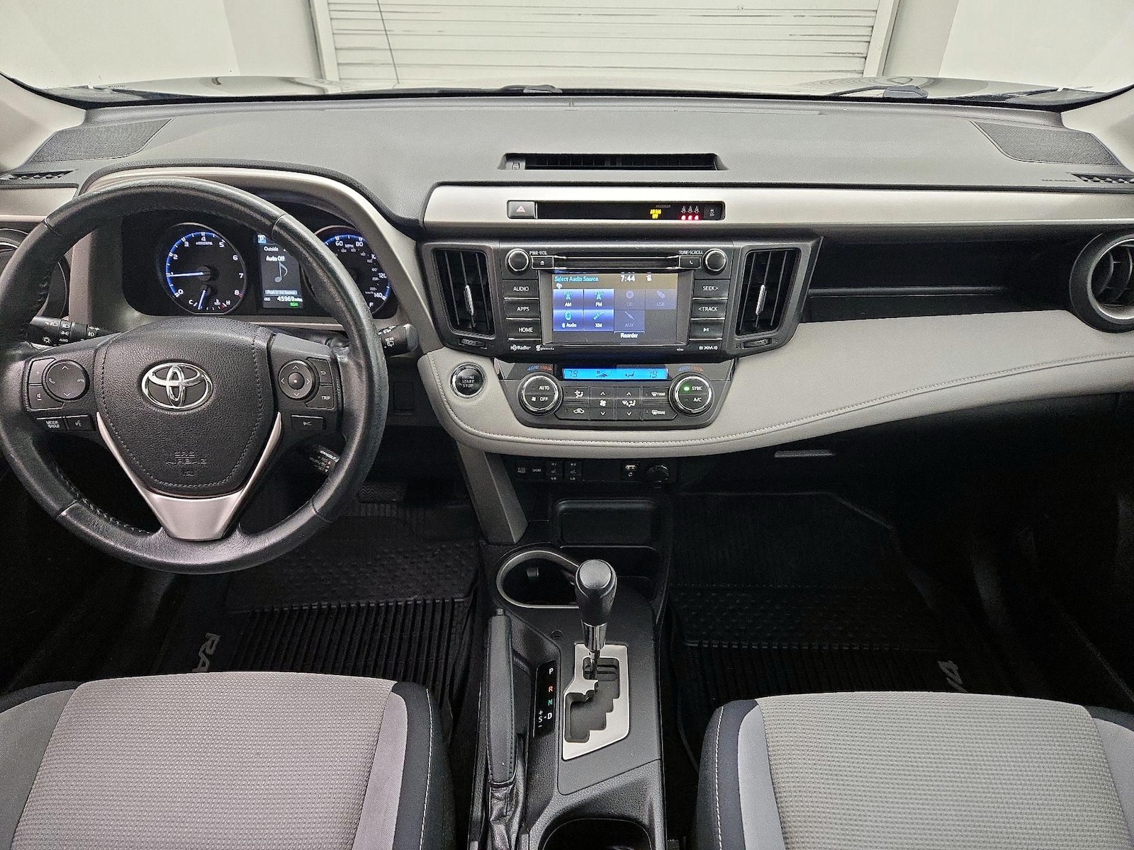 2018 Toyota RAV4 XLE - Photo 10