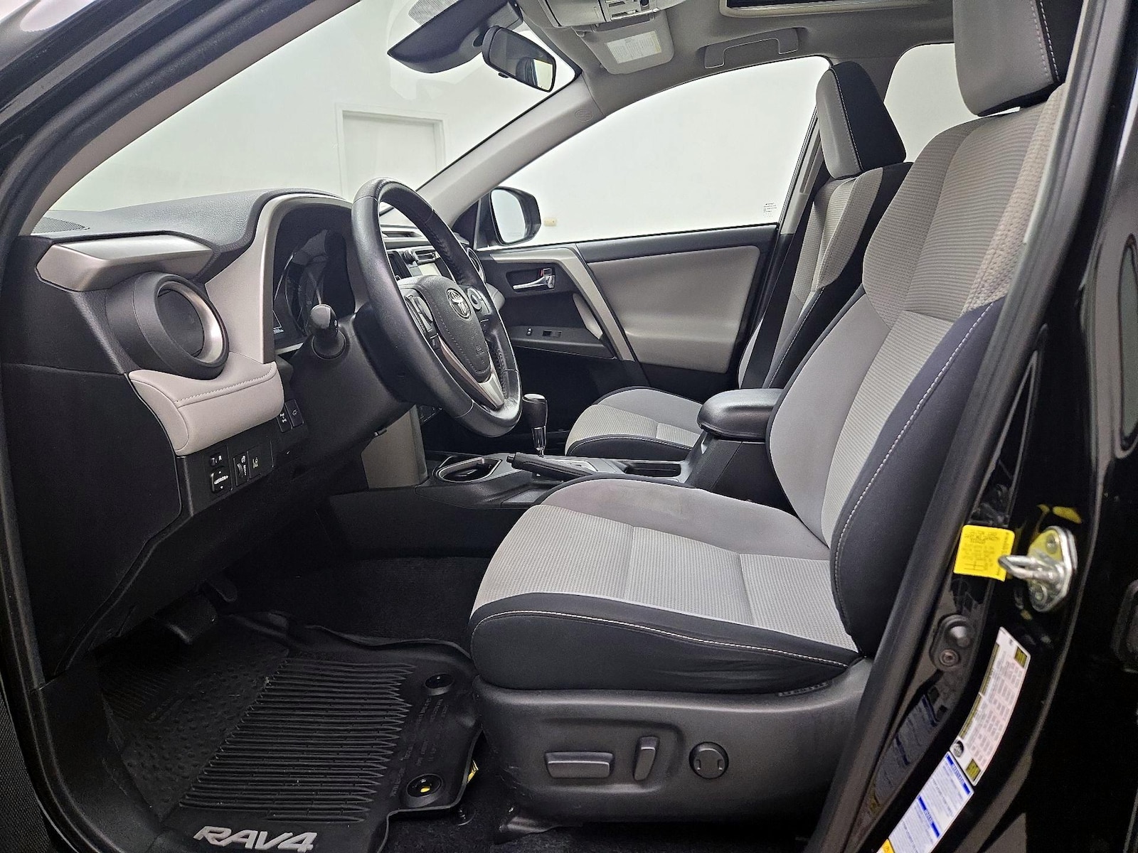 2018 Toyota RAV4 XLE - Photo 12
