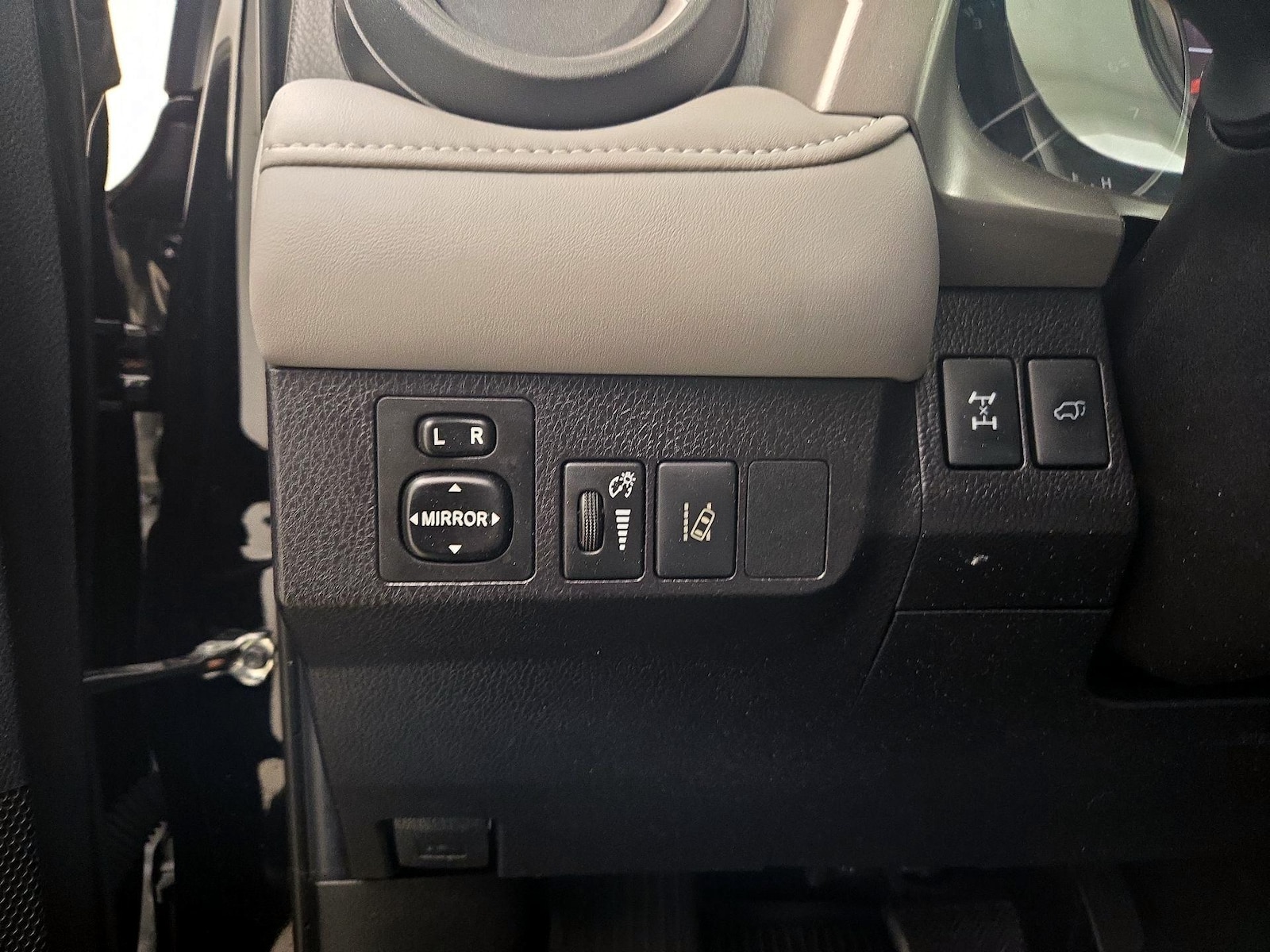 2018 Toyota RAV4 XLE - Photo 14