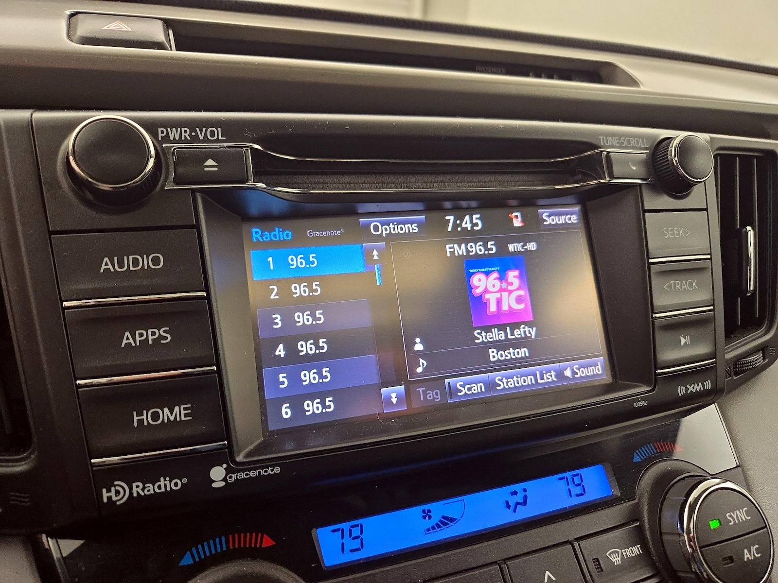 2018 Toyota RAV4 XLE - Photo 16
