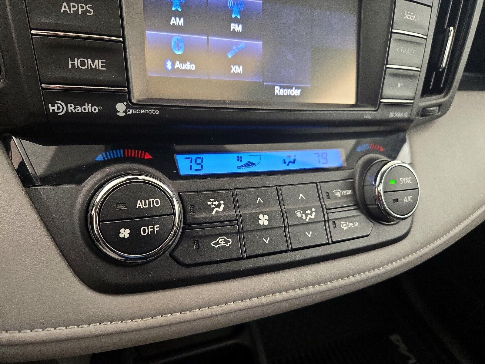 2018 Toyota RAV4 XLE - Photo 17
