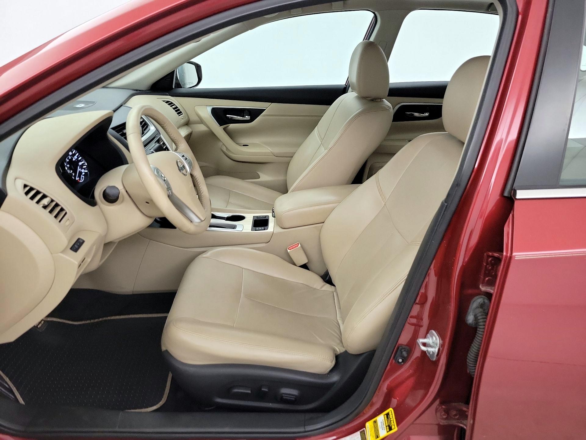 Thumbnail: 2017 Nissan Altima - 11