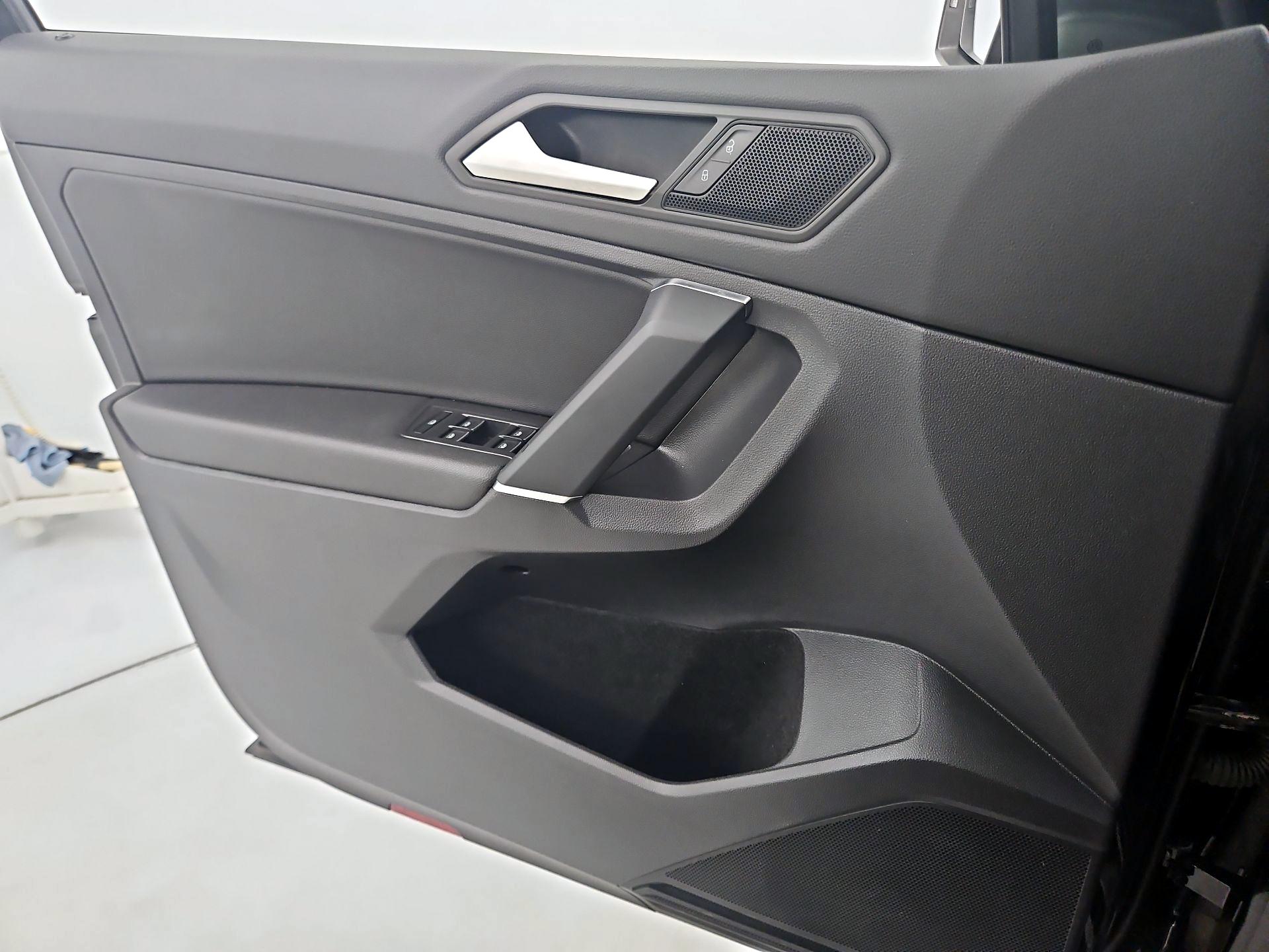 Thumbnail: 2020 Volkswagen Tiguan - 12