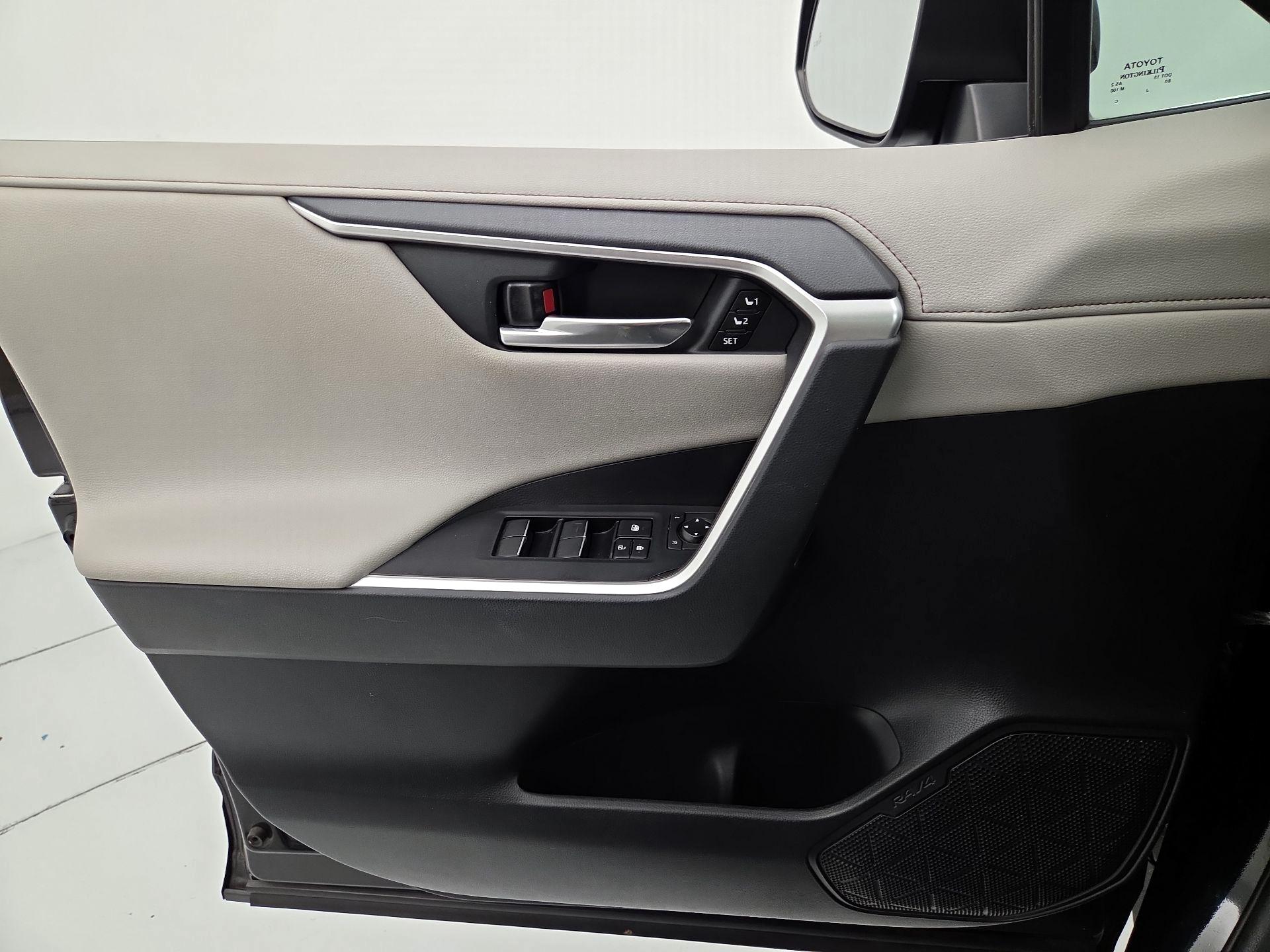 Thumbnail: 2019 Toyota RAV4 - 12