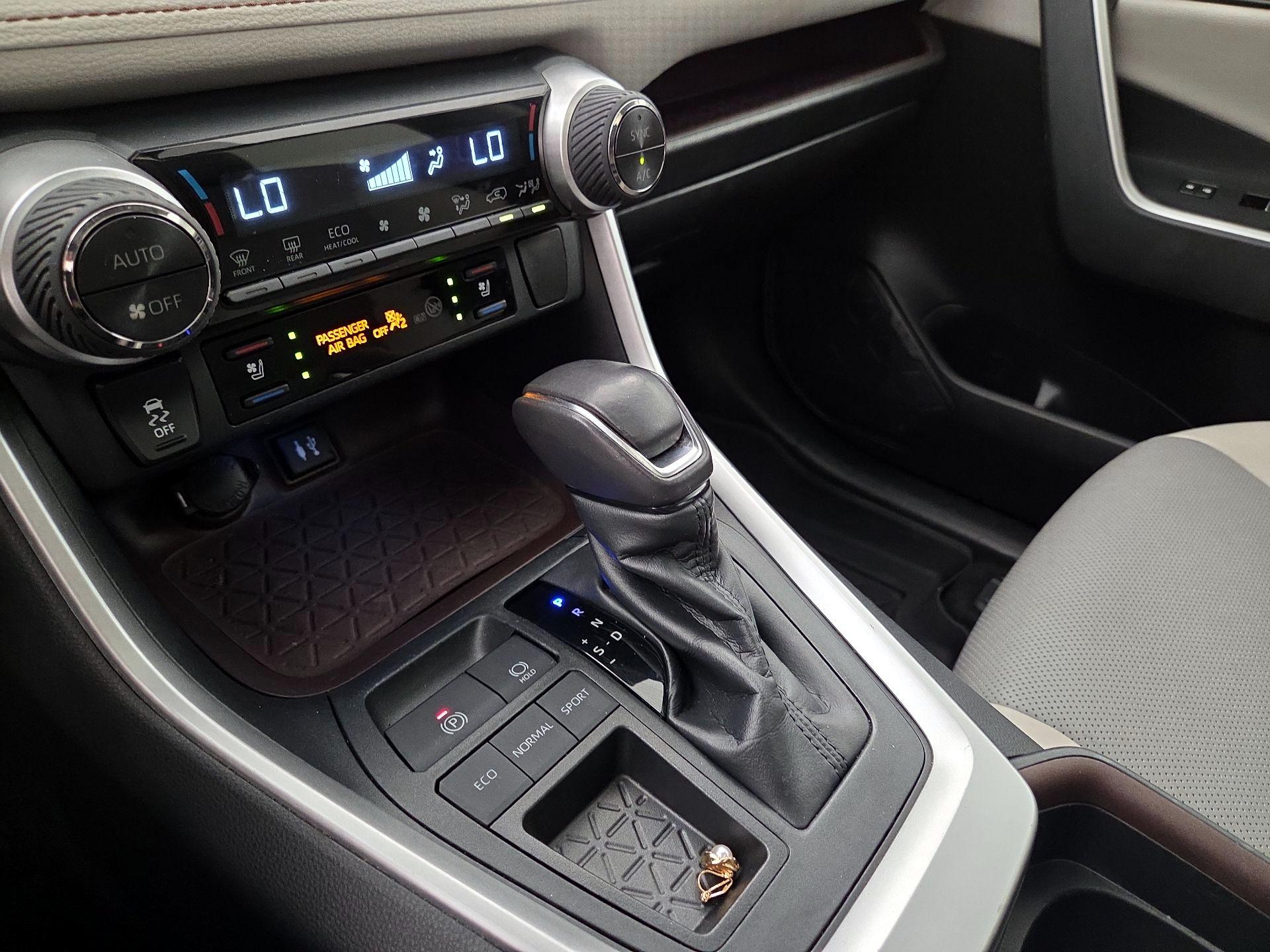 Thumbnail: 2019 Toyota RAV4 - 17